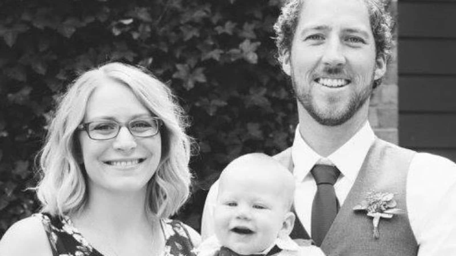 Portrait de famille en noir et blanc avec Mélanie Hugues (à gauche), son mari (à droite) et leur bébé Winston dans ses bras.