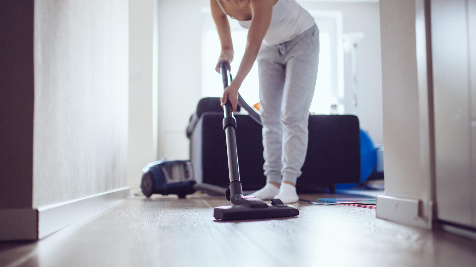 Une femme passe l'aspirateur.