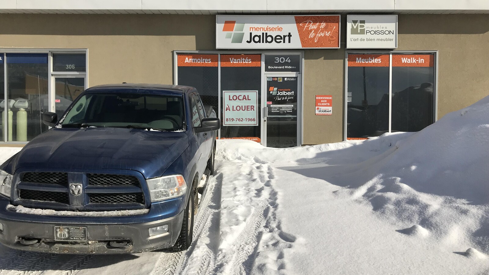 La devanture d'un commerce nommé Menuiserie Jalbert.
