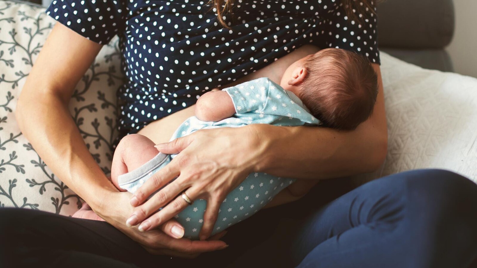 Une mère allaite un bébé.