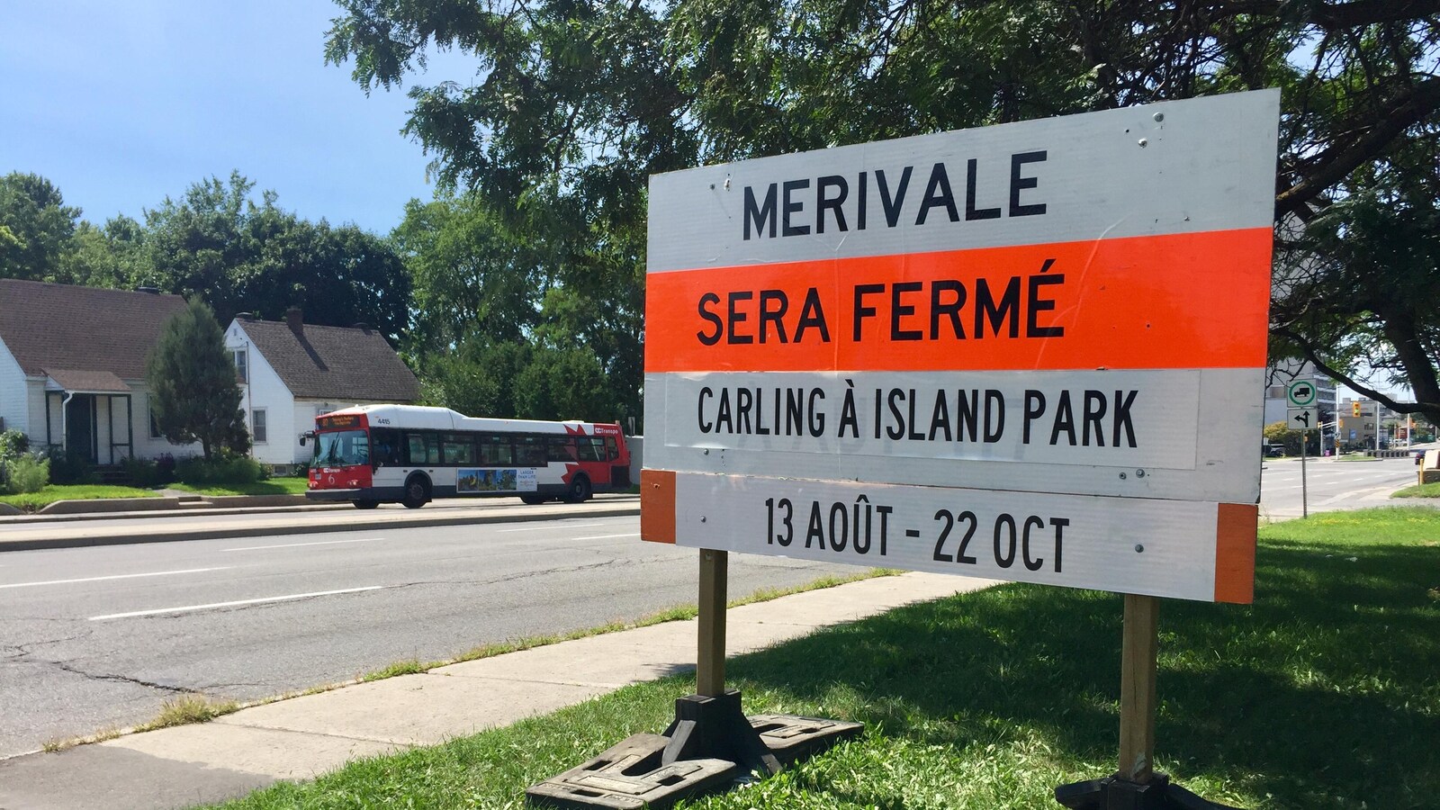 Une affiche montrant que le chemin Merivale sera fermé de Carling à Island Park entre le 13 août et le 22 octobre.