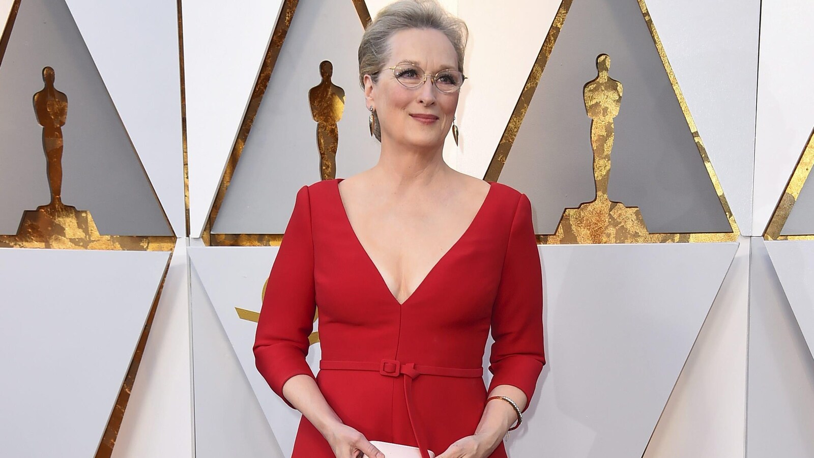 L'actrice Meryl Streep, dans une robe rouge, prend la pose sur le tapis rouge des Oscars 2018.