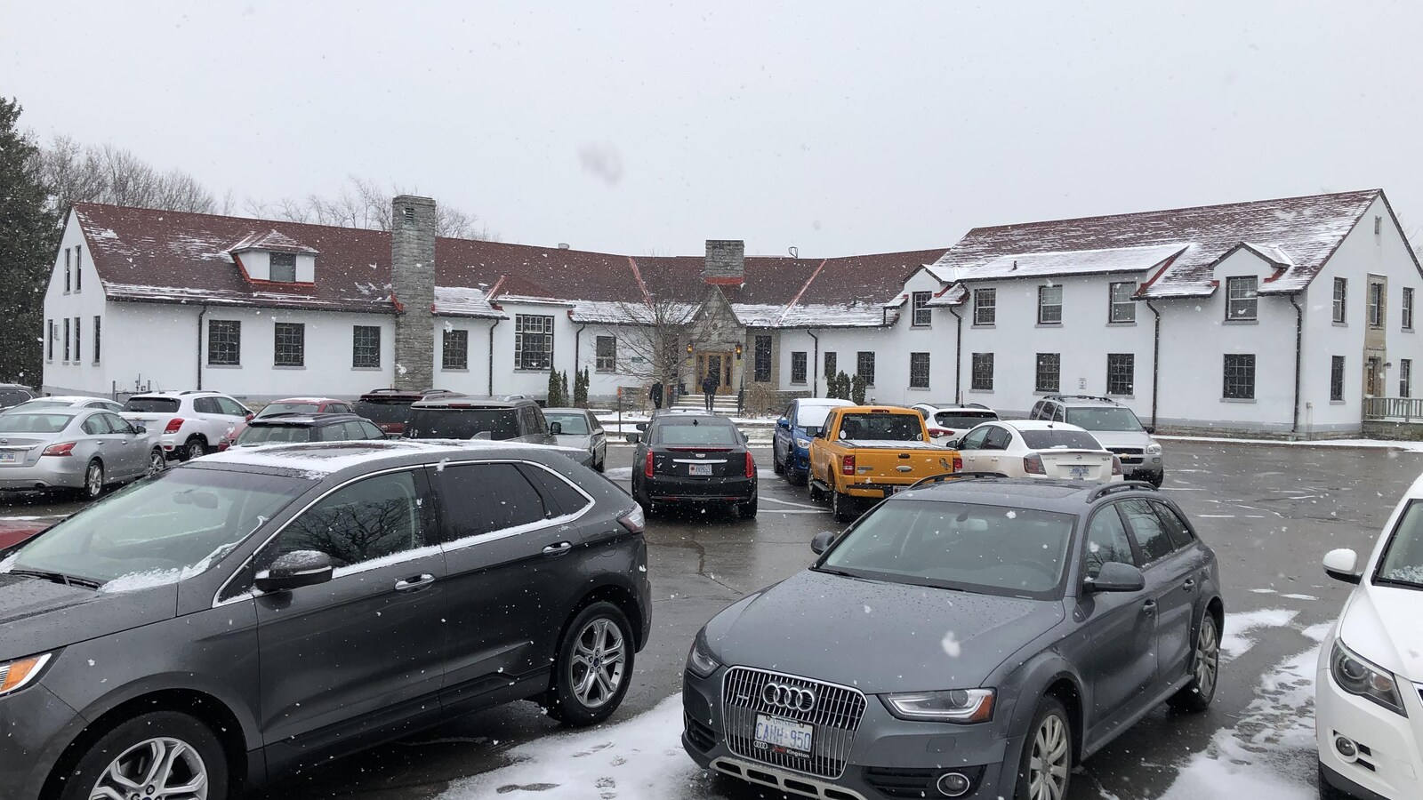 Un immeuble et un stationnement.