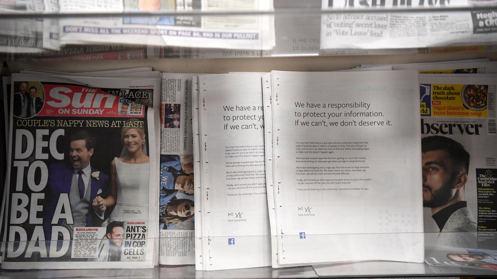 Le message d'excuses de Mark Zuckerberg, à l'endos de journaux britanniques.