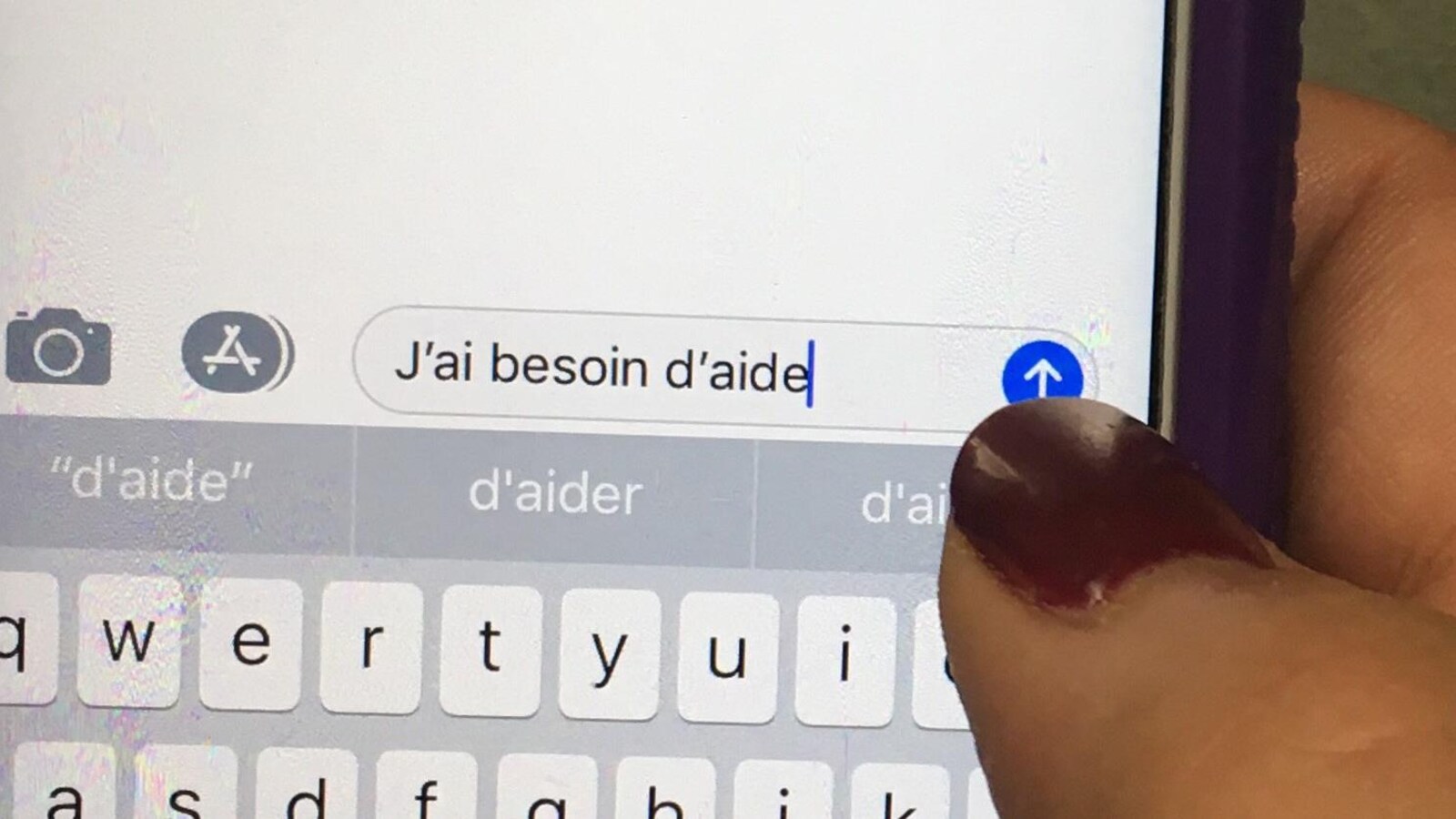 Une personne envoie une demande d'aide par message texte.