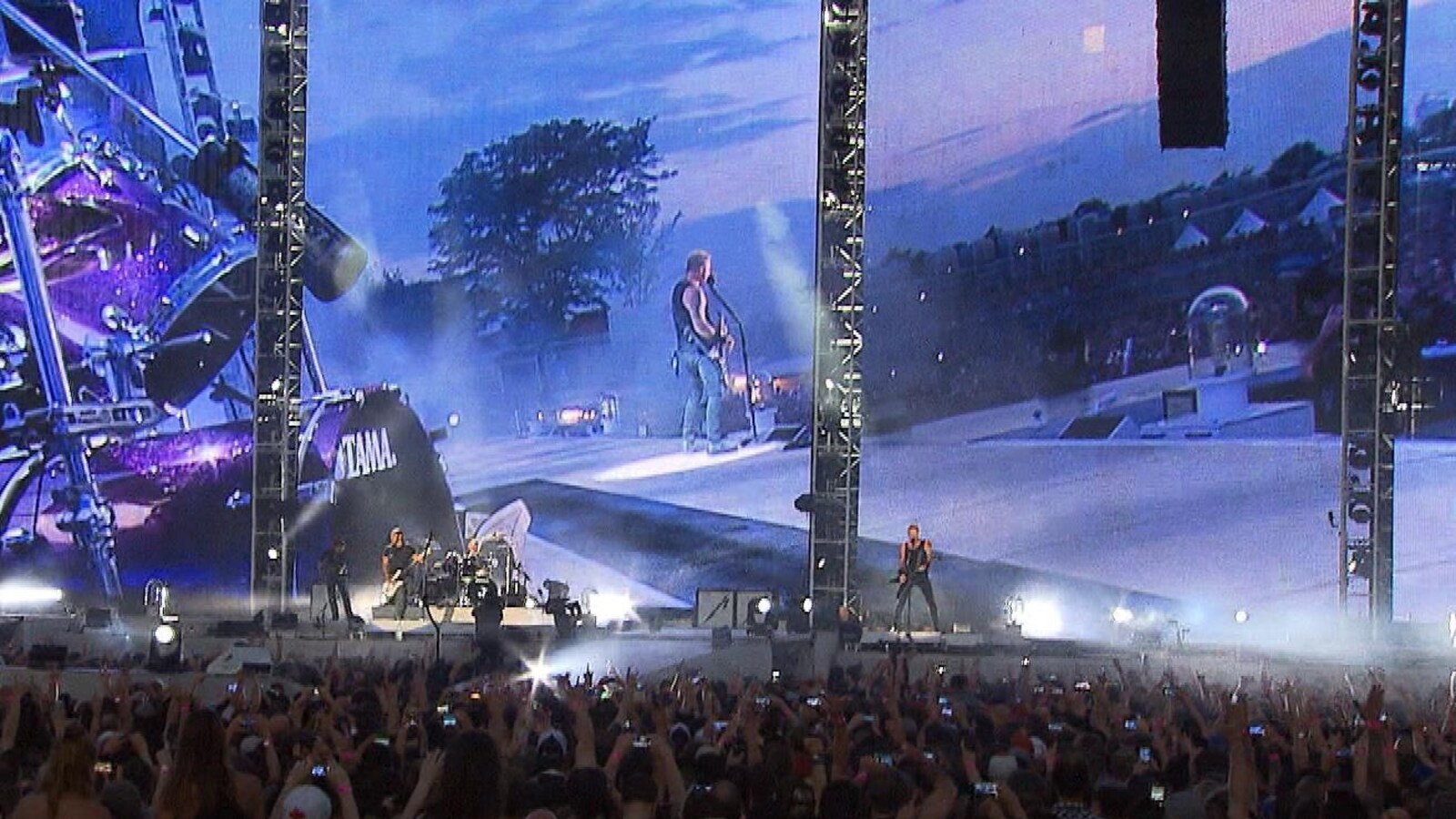 La foule regarde le chanteur de Metallica James Hetfield.