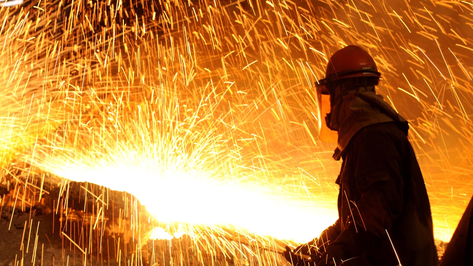 Un métallurgiste en usine