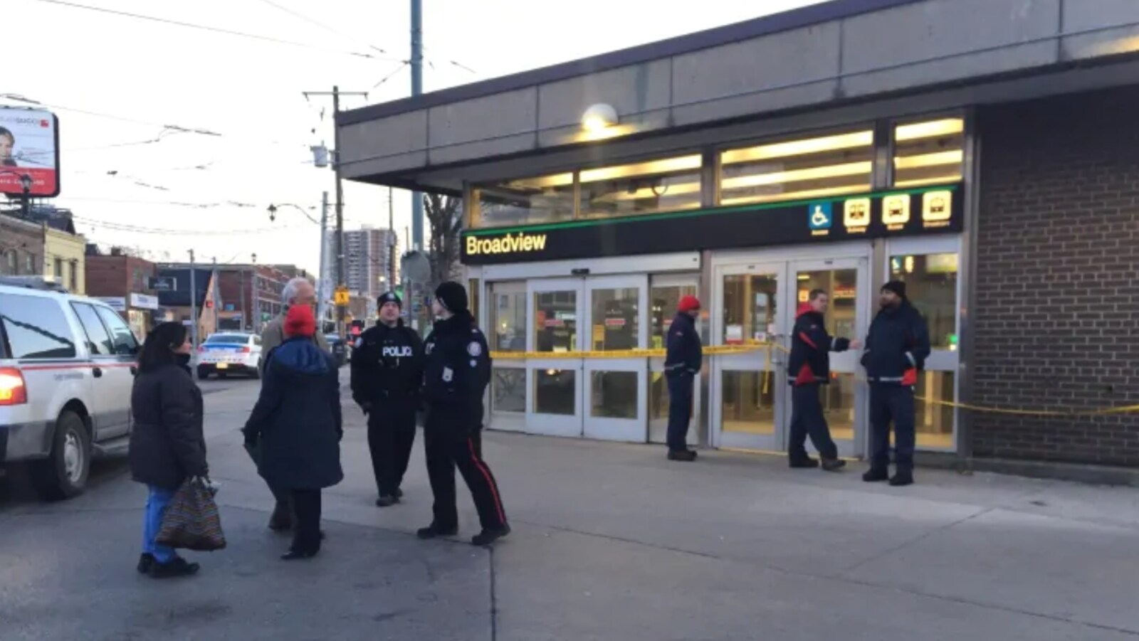 Photo de policiers devant une station de métro