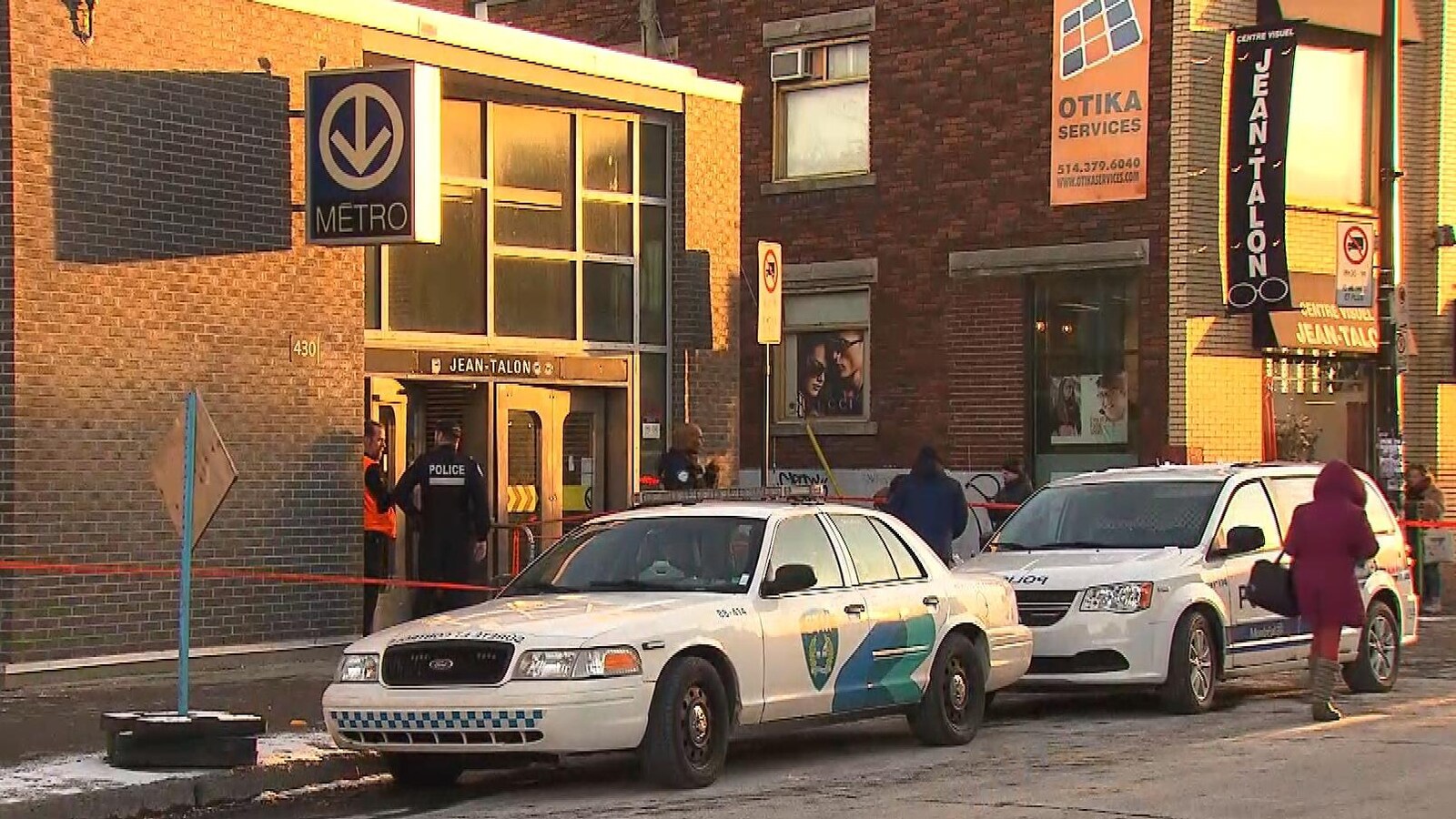 Des voitures de police devant la station de métro Jean-Talon.