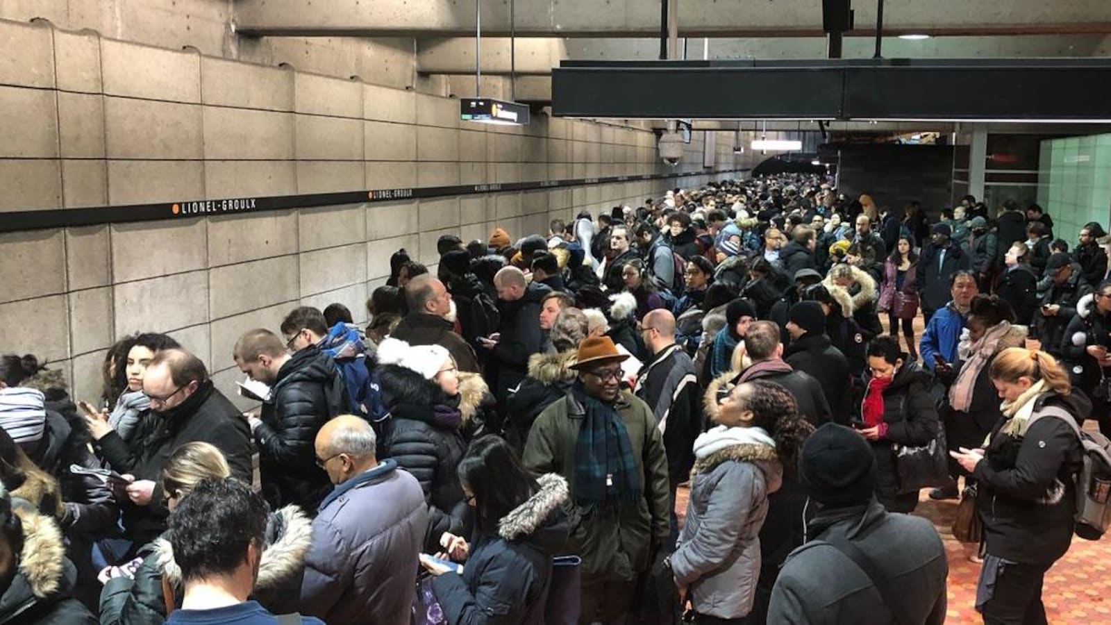 Des centaines de personnes immobilisées sur le quai de la station Lionel-Groulx.