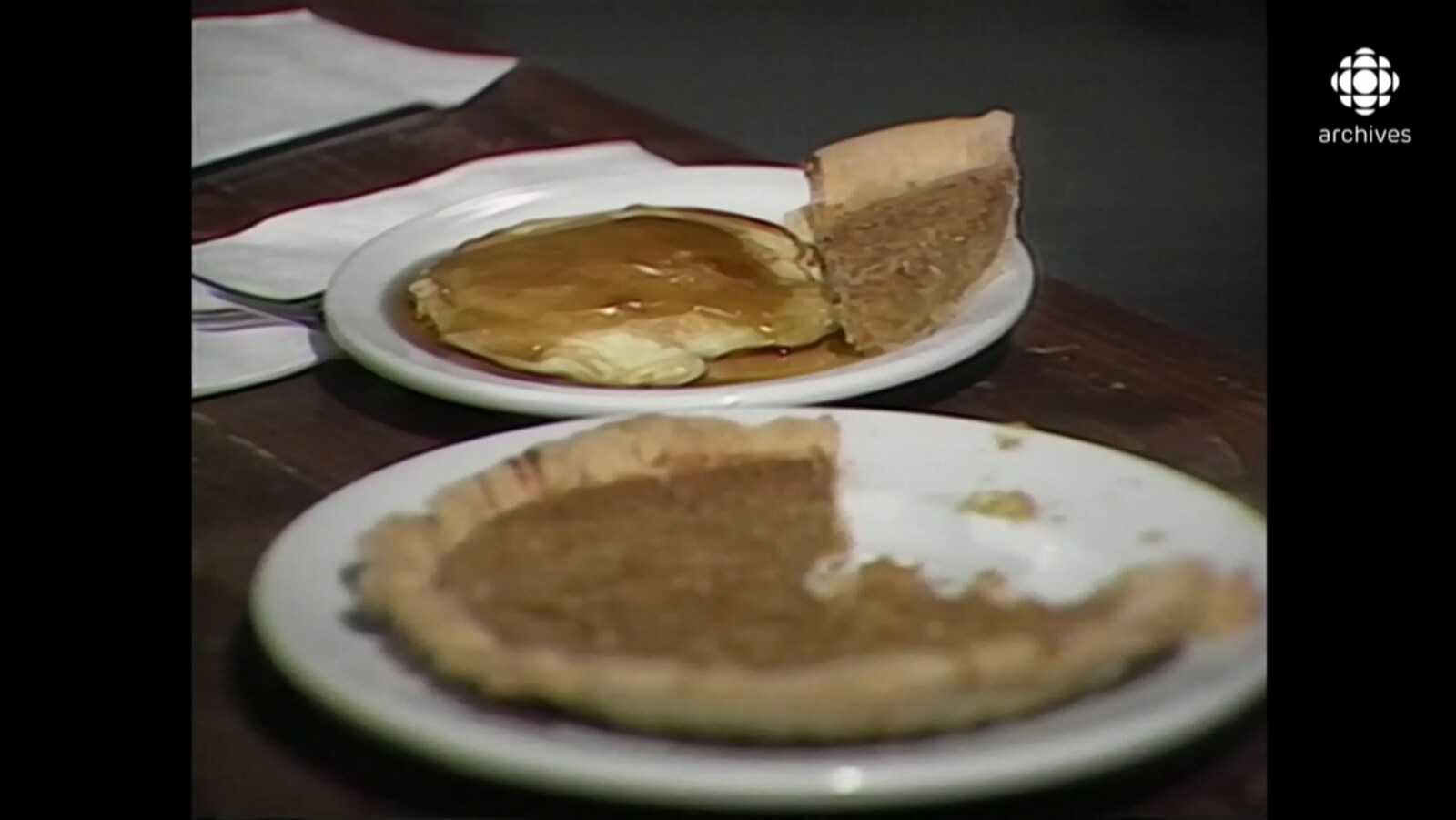 Plan rapproché sur une assiette avec une crêpe au sirop d'érable et une tarte au sucre.