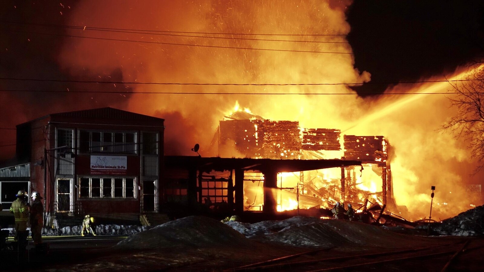 Des pompiers tentent d'éteindre un incendie.