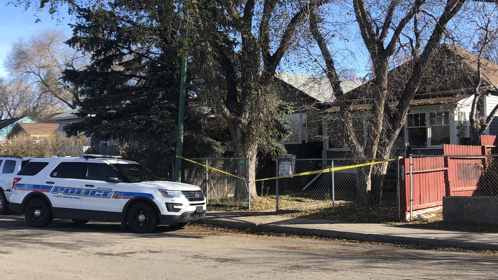 Voiture de la police de Regina devant la maison où a été trouvée la victime.