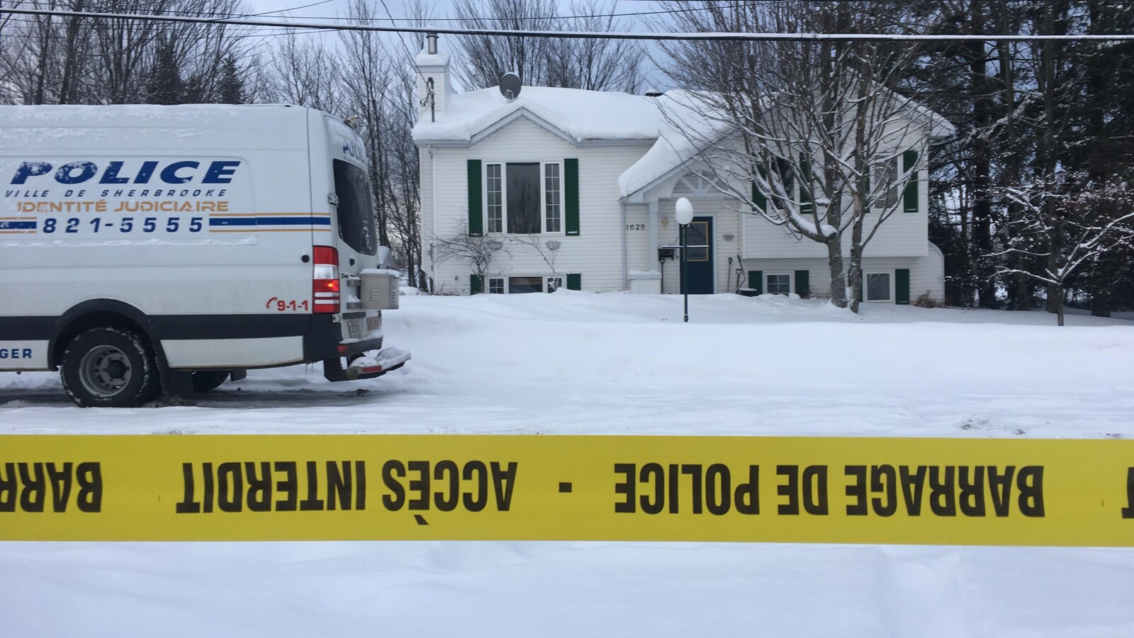 Une maison de la rue Paillard à Sherbrooke avec le poste d'identité judiciaire du Service de police de Sherbrooke en avant.