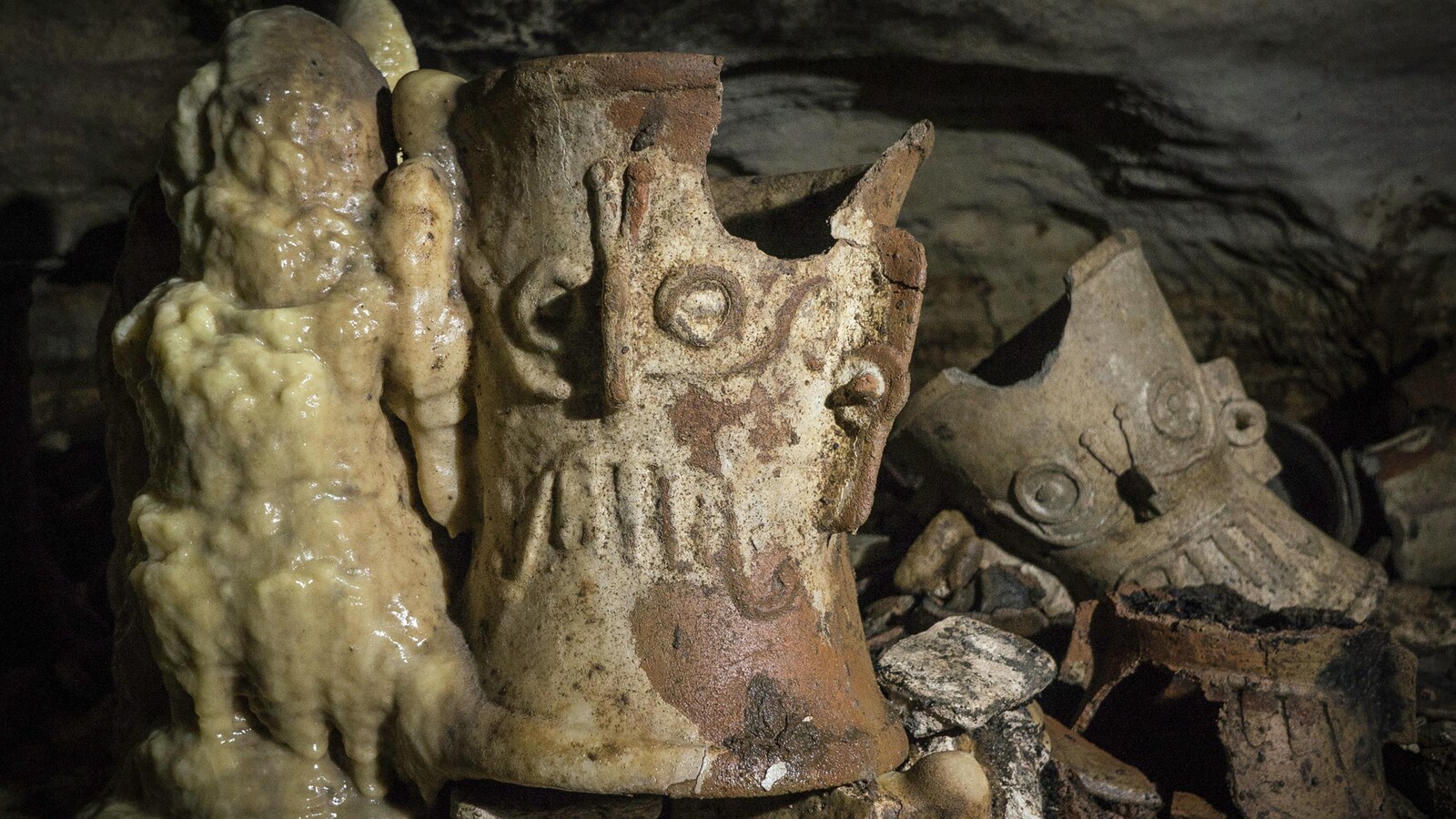 Détails des artefacts découverts dans une grotte sur le site maya de Chichen Itza au Mexique.