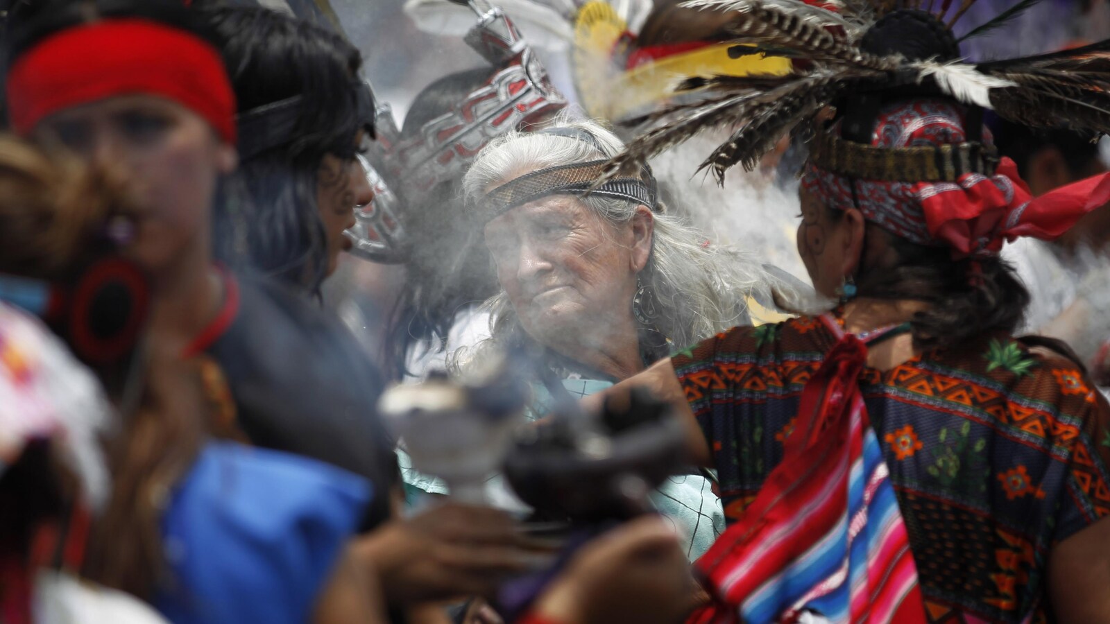 Des Mexicains sont vêtus de costumes autochtones traditionnels.
