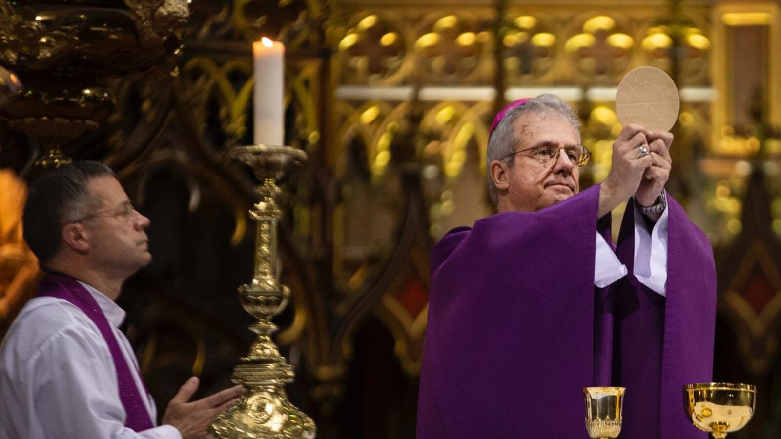 Mgr Lépine en toge, dans la basilique Notre-Dame.