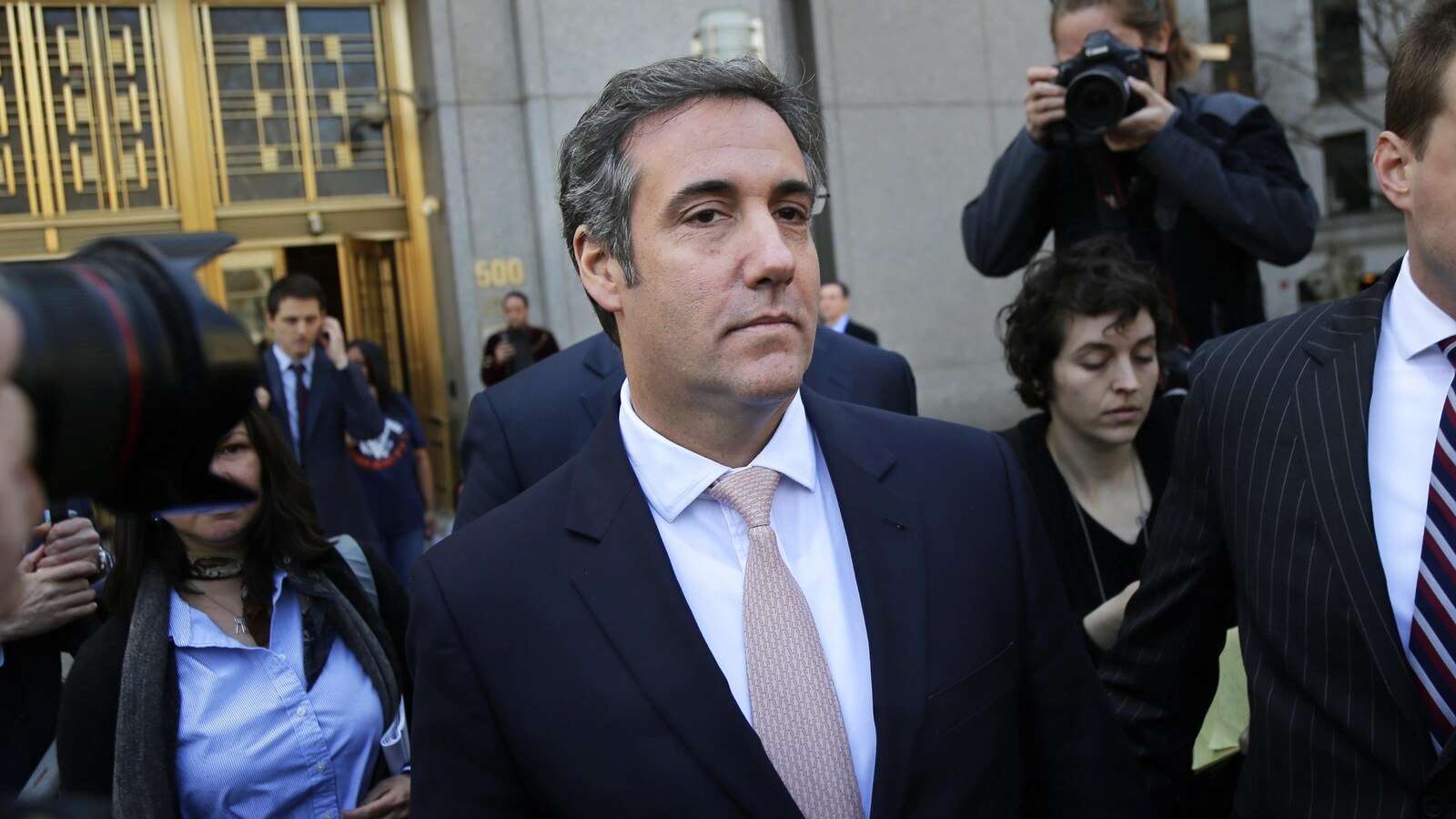 Michael Cohen à sa sortie de la court fédérale de New York, où des journalistes l'attendaient.