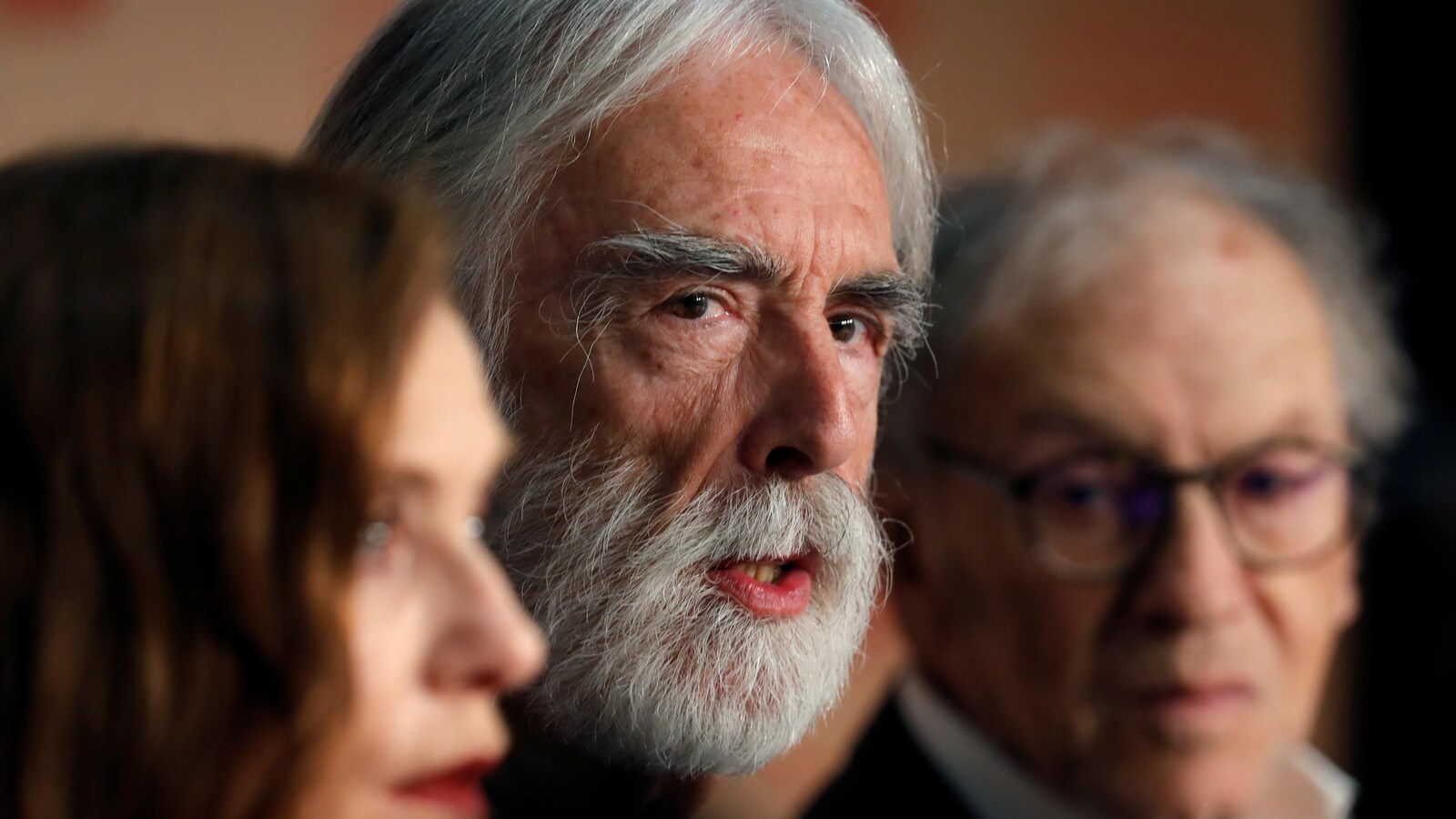 Michael Haneke parle de son film <i>Happy End</i> en compagnie d'Isabelle Huppert et de Jean-Louis Trintignan lors du 70e festival de Cannes, en 2017.