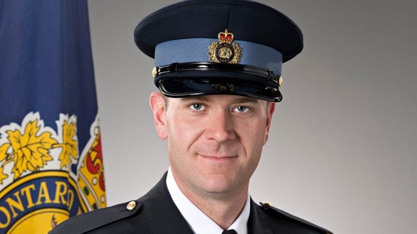 Portait d'un policier en uniforme