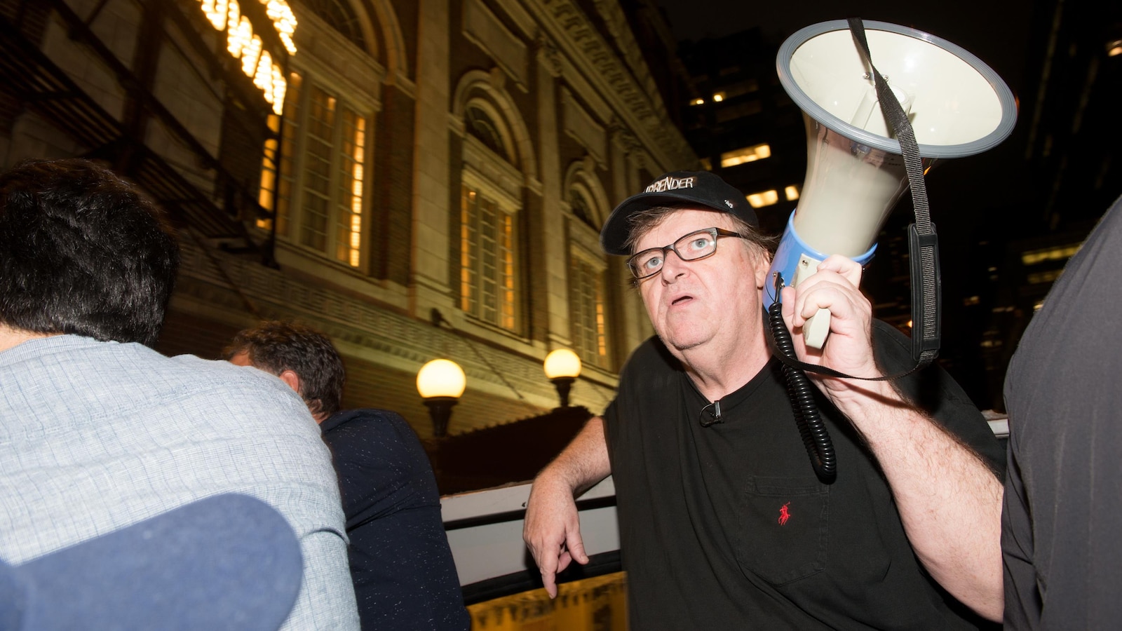 Michael Moore devant la Trump Tower de New York durant une manifestation en 2017.