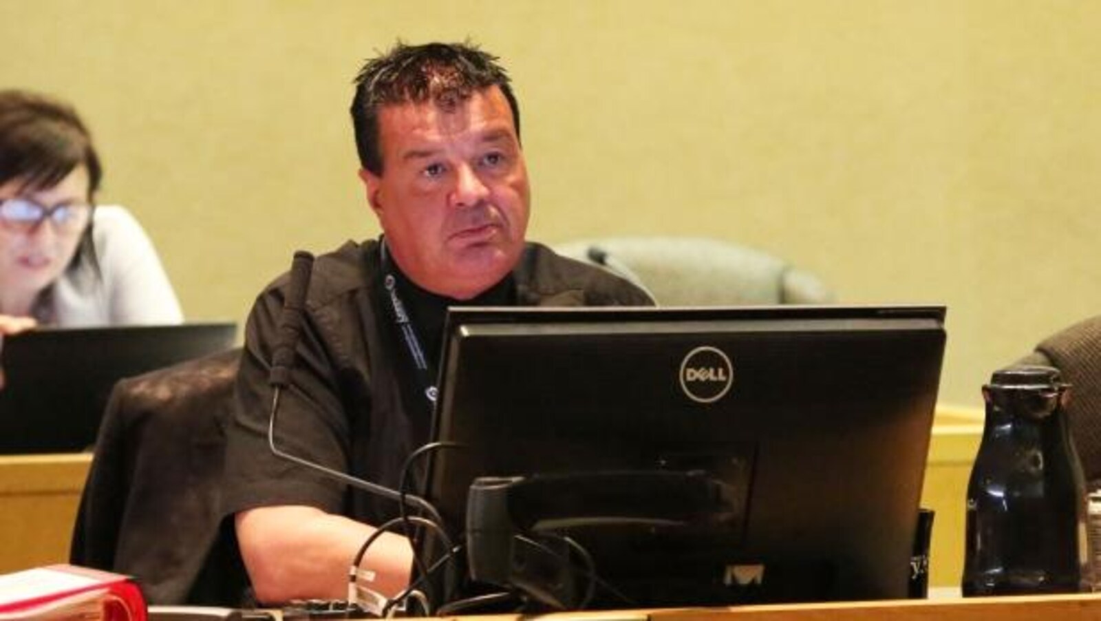 Le conseiller municipal Michael Vagnini lors d'une réunion du conseil municipal.