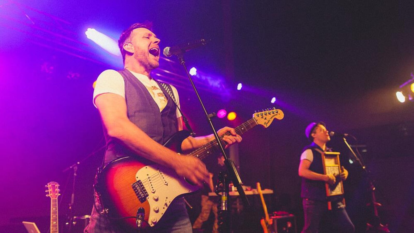 Le chanteur du groupe franco-ontarien Swing, Michel Bénac, en prestation.