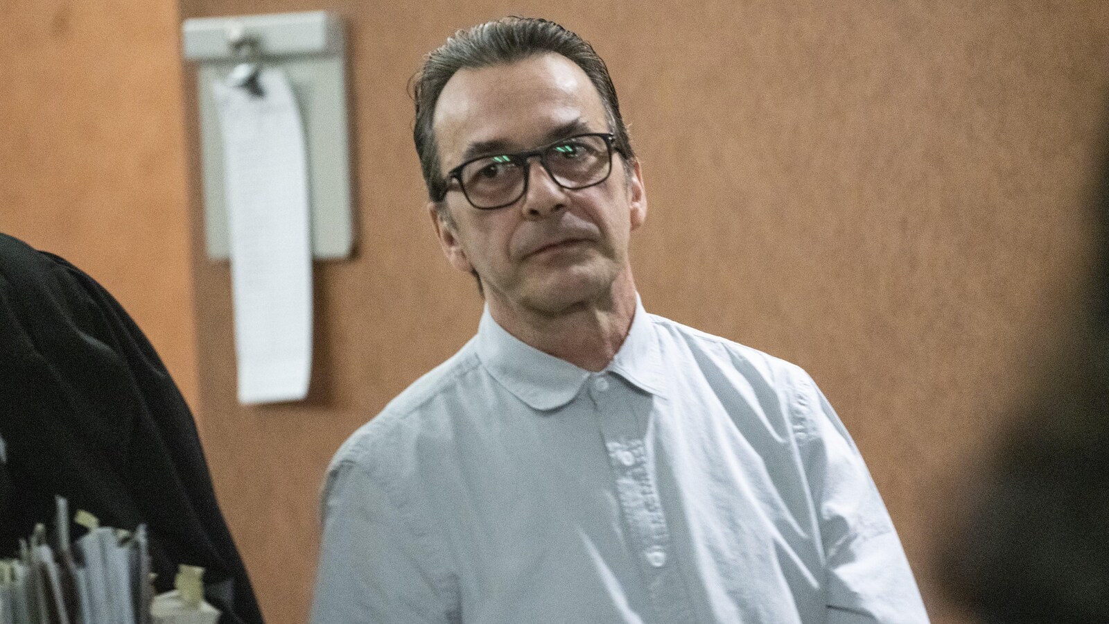 Michel Cadotte est pris en photo alors qu'il quitte la salle d'audience, au palais de Justice de Montréal.