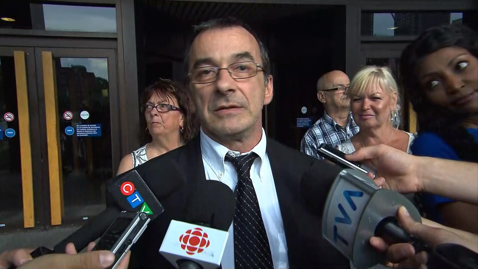 Michel Cadotte répond aux questions des journalistes à sa sortie du palais de justice le 7 juillet 2017.