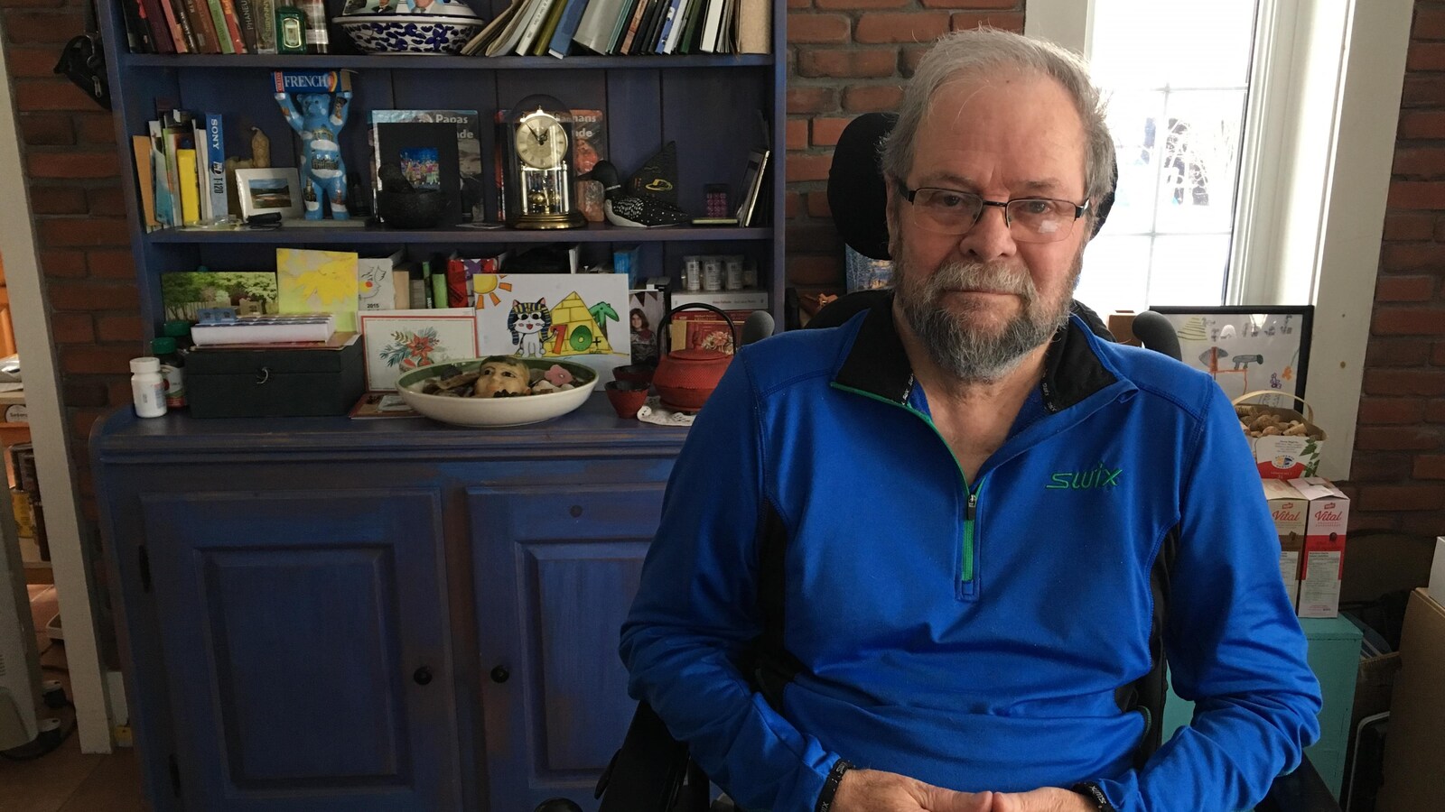 Michel Favreault dans sa chaise roulante dans sa maison