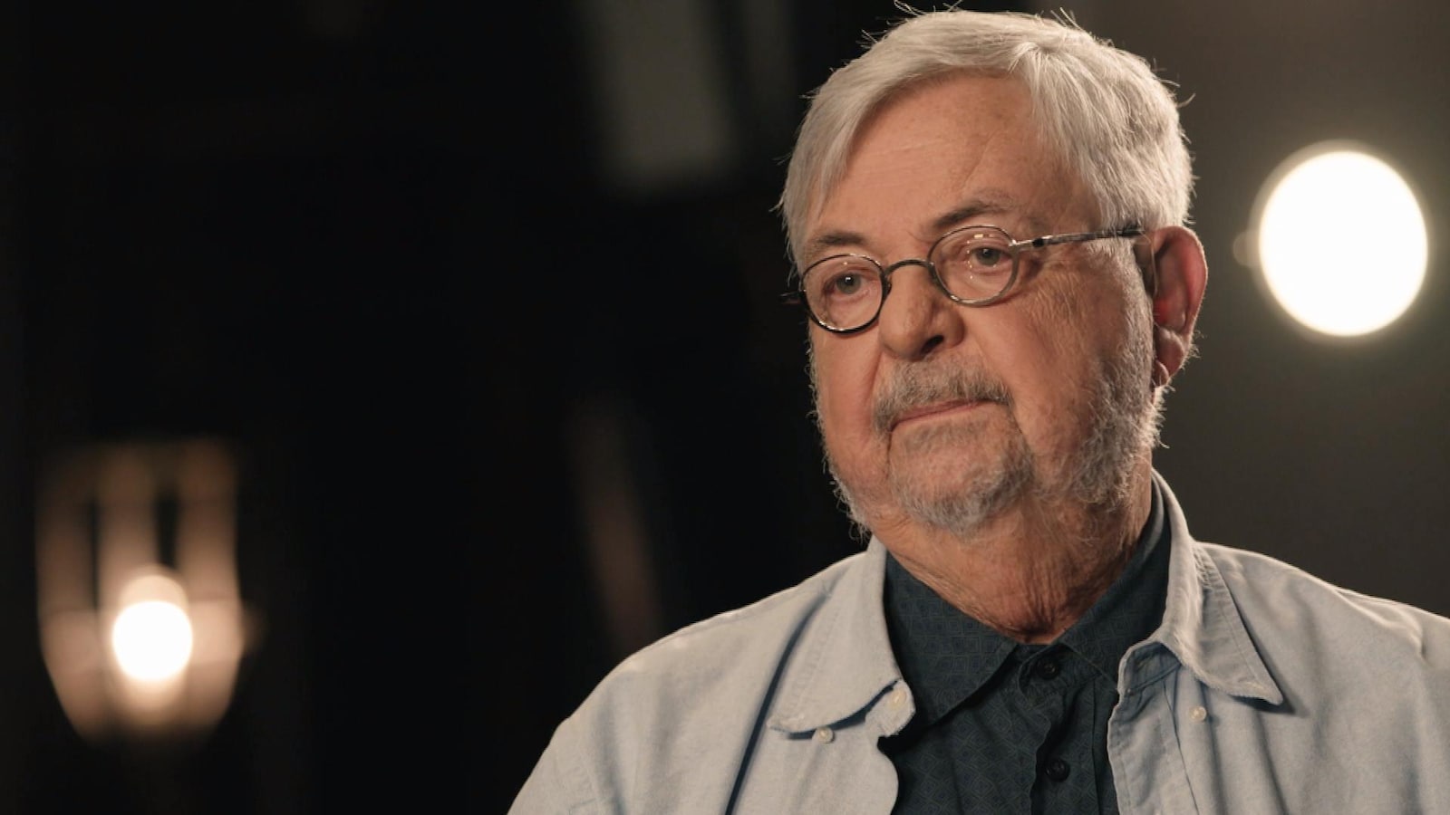 Michel Tremblay regarde l'animatrice Anne-Marie Dussault