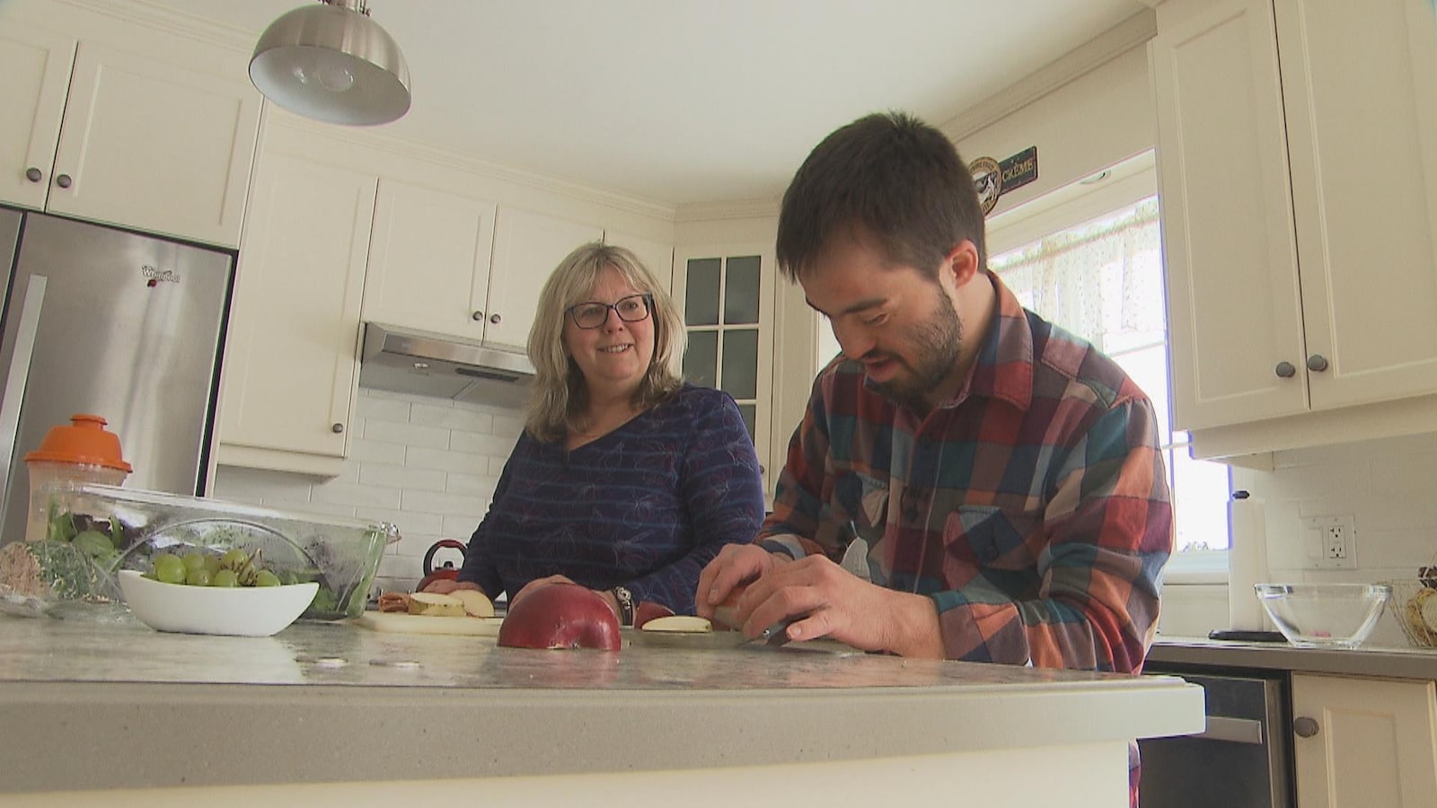 L'instigatrice du projet, Michèle Lafontaine, dans sa cuisine en compagnie de son fils Félix.