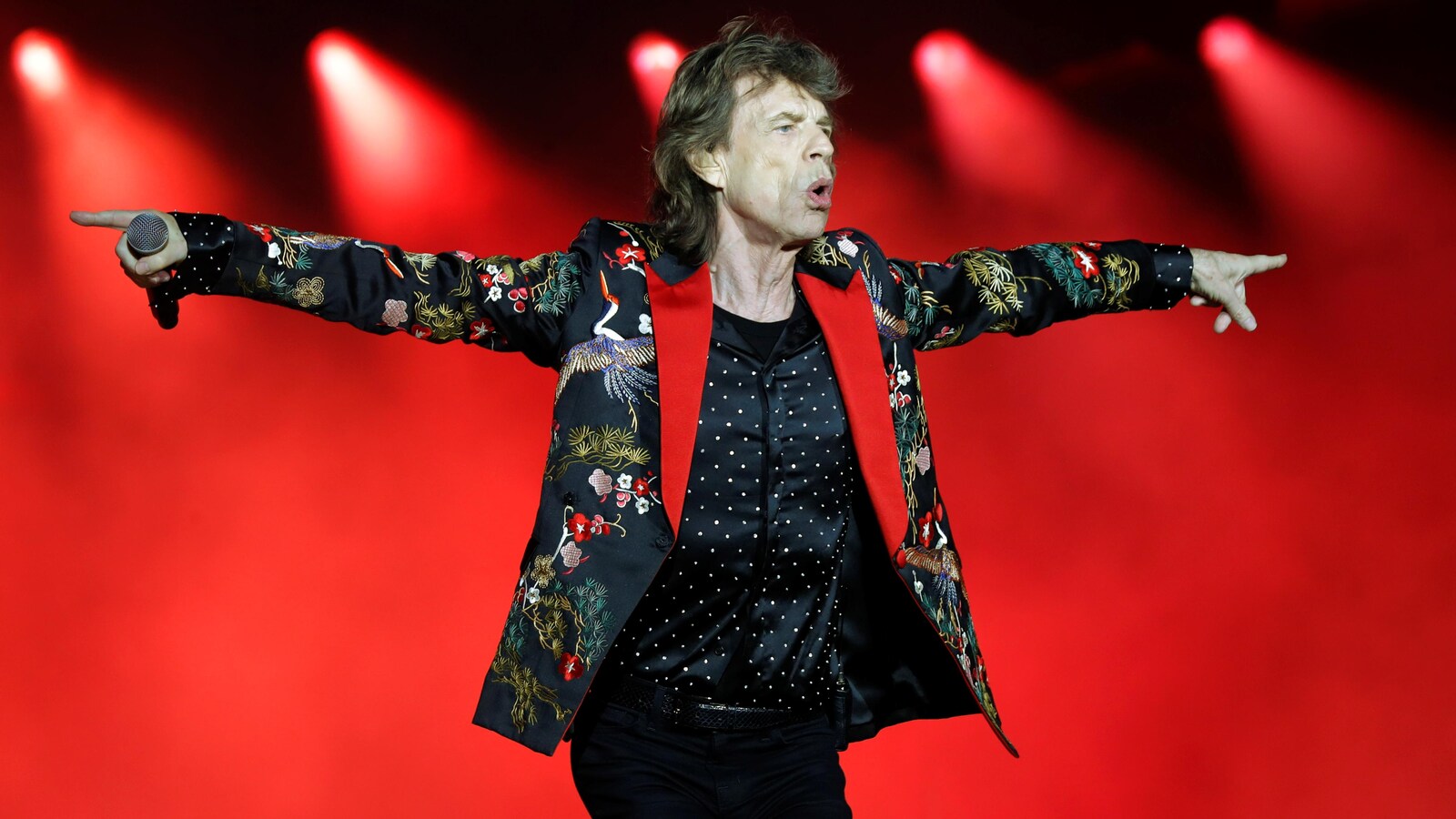 Le célèbre chanteur danse sur scène.