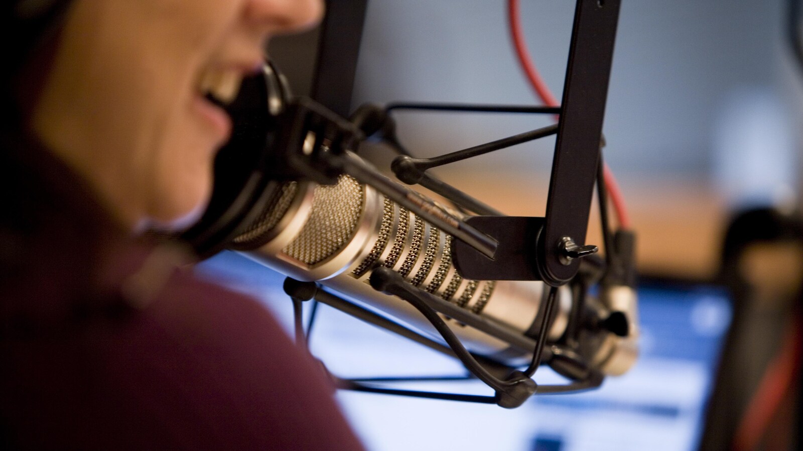 Animatrice au micro d'une radio.