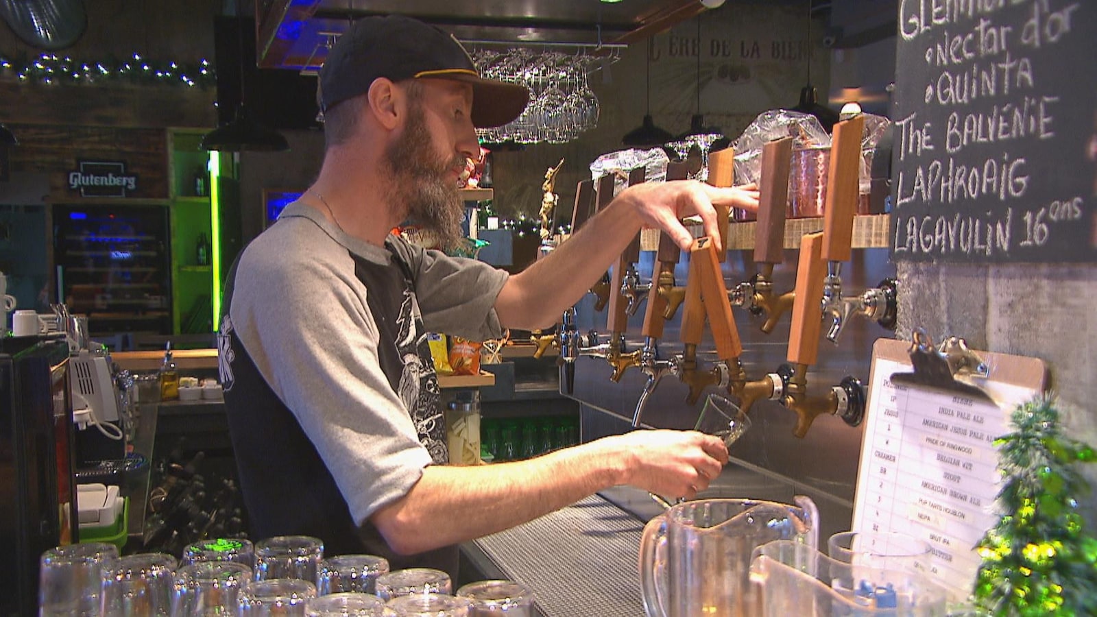Vladimir Antonoff verse une bière au bar.