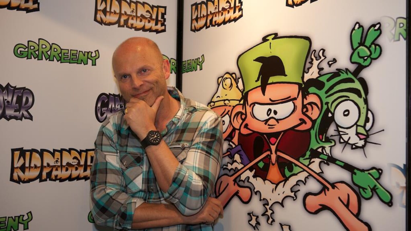 L'auteur pose devant son personnage.