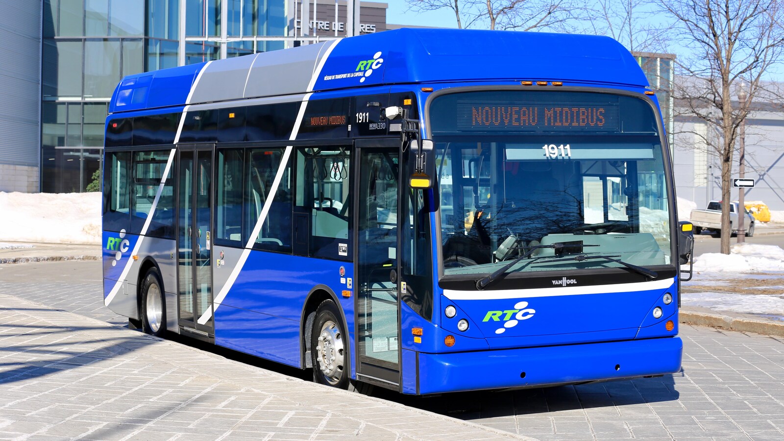Le nouvel autobus midibus devant le Centre des congrès de Québec