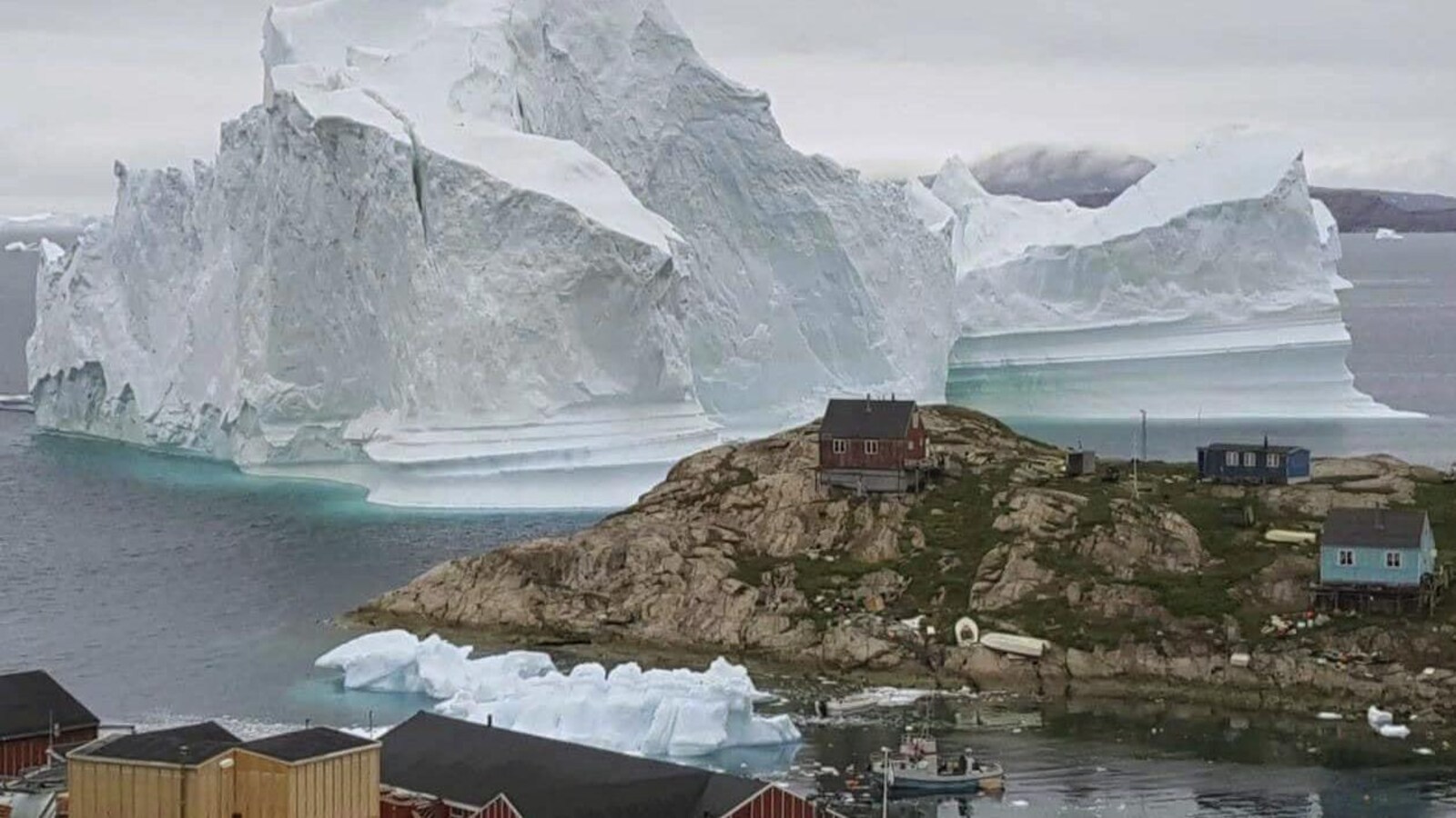 Un iceberg de 11 millions de tonnes s’est installé très près des côtes du village d'Innaarsuit sur la côte nord-ouest du Groenland.