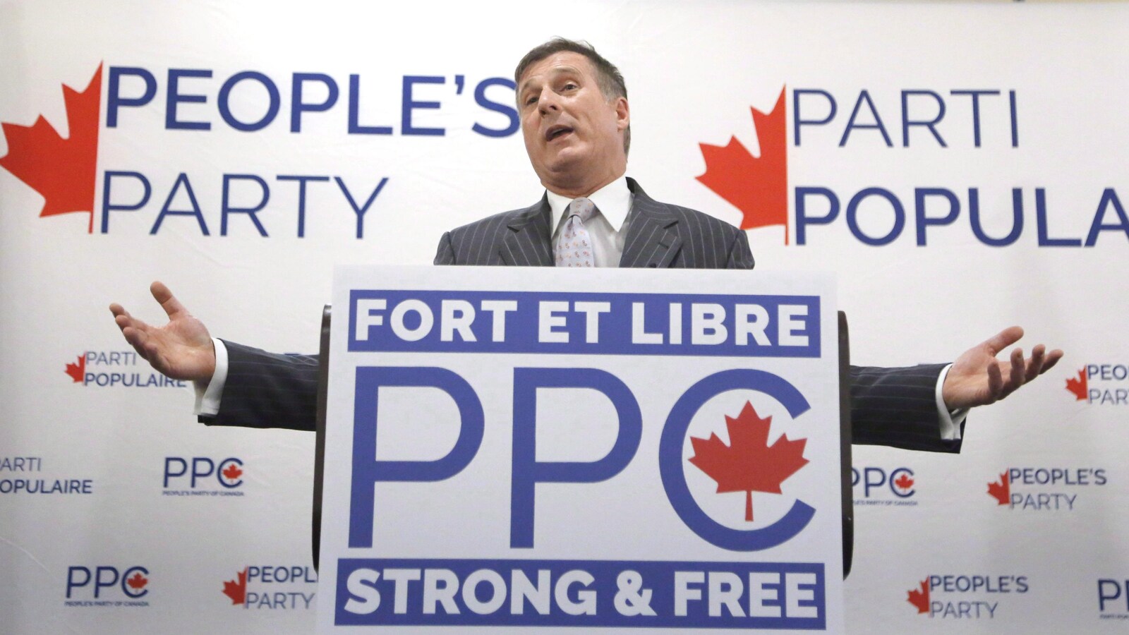 Maxime Bernier s’adresse à des militants pendant un rassemblement politique.