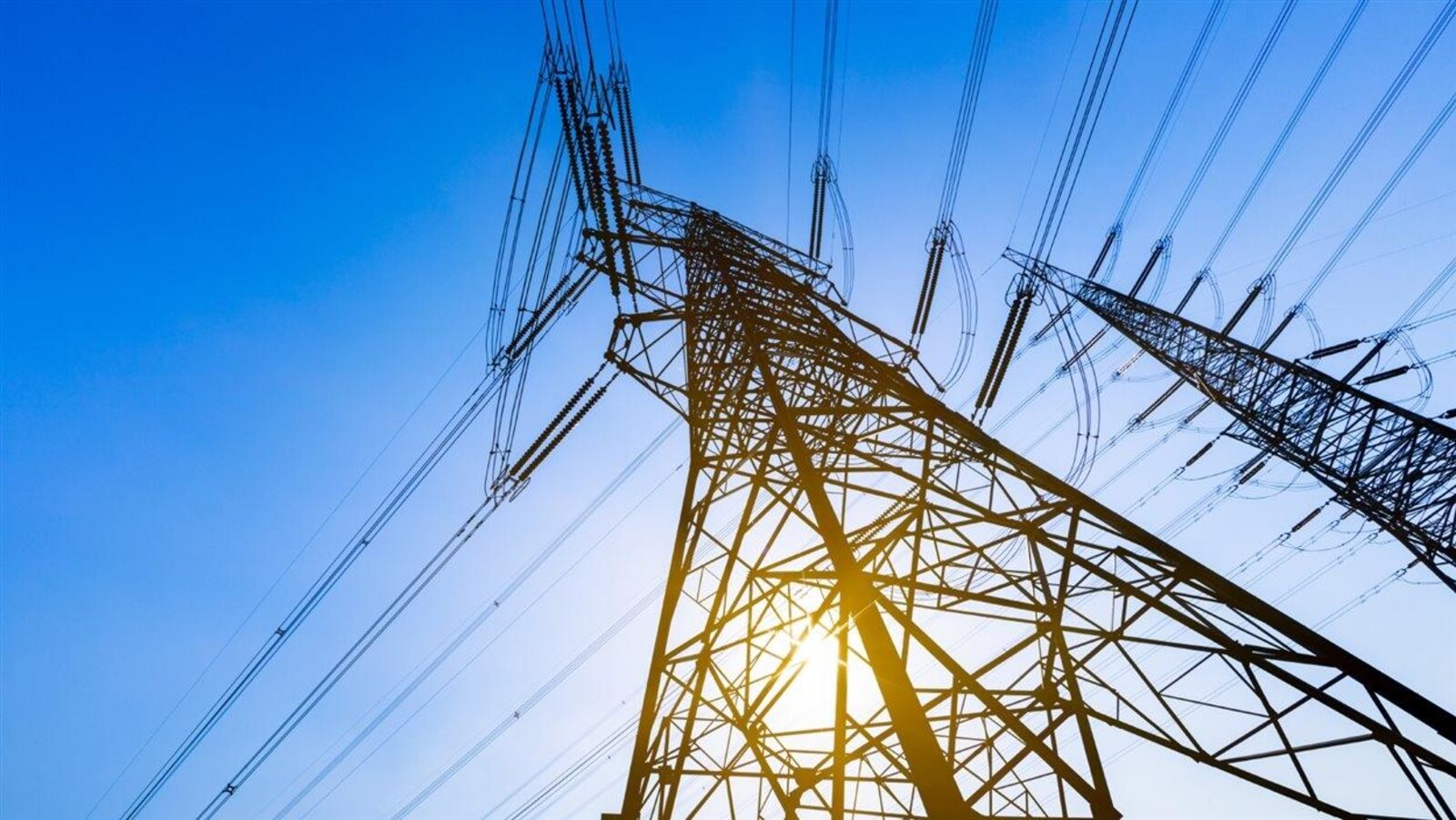 Contre-plongée sur des pylônes électriques.