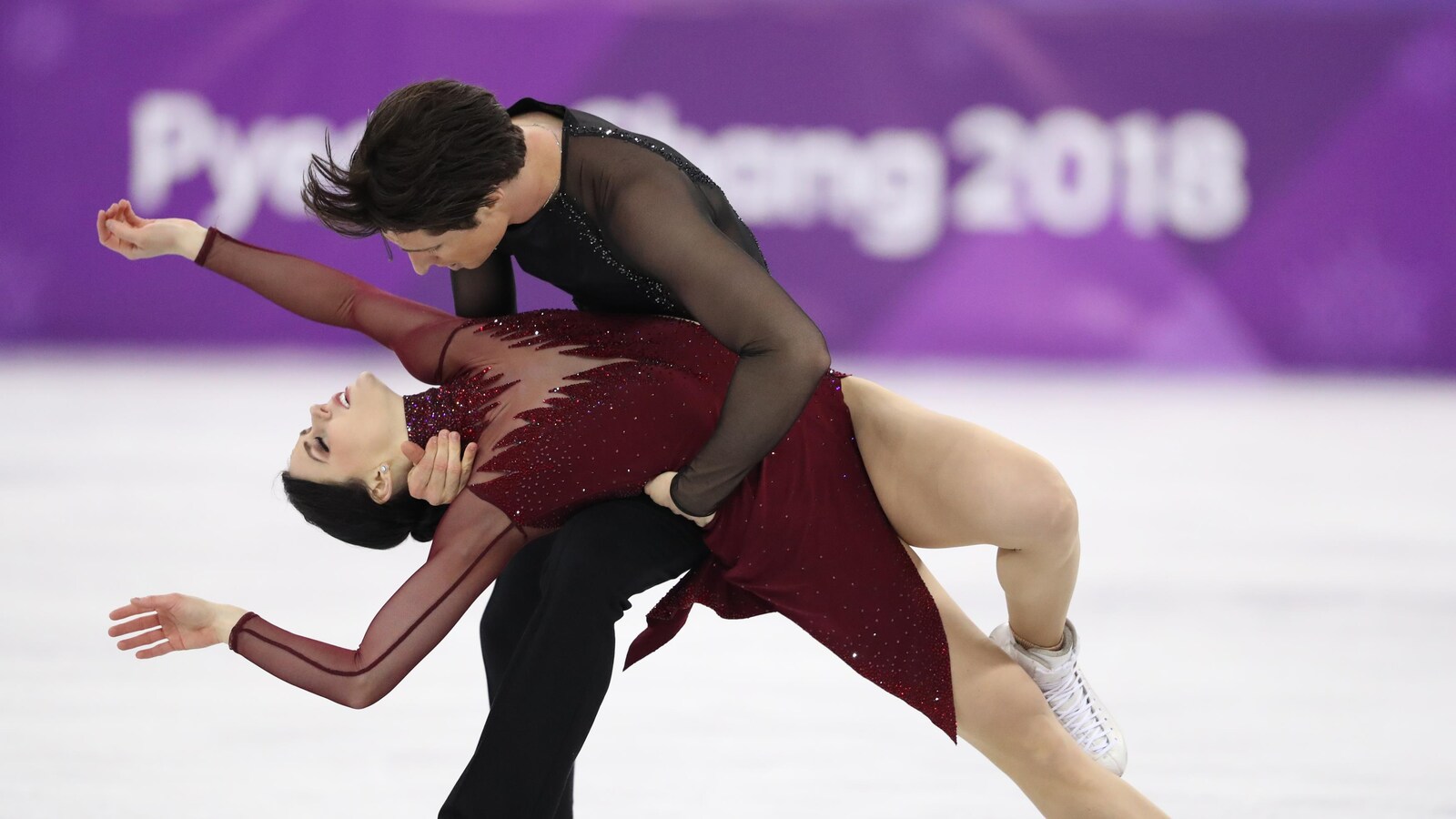 Scott Moir retient Tessa Virtue pendant leur programme long de danse sur glace aux Jeux olympiques de Pyeongchang.