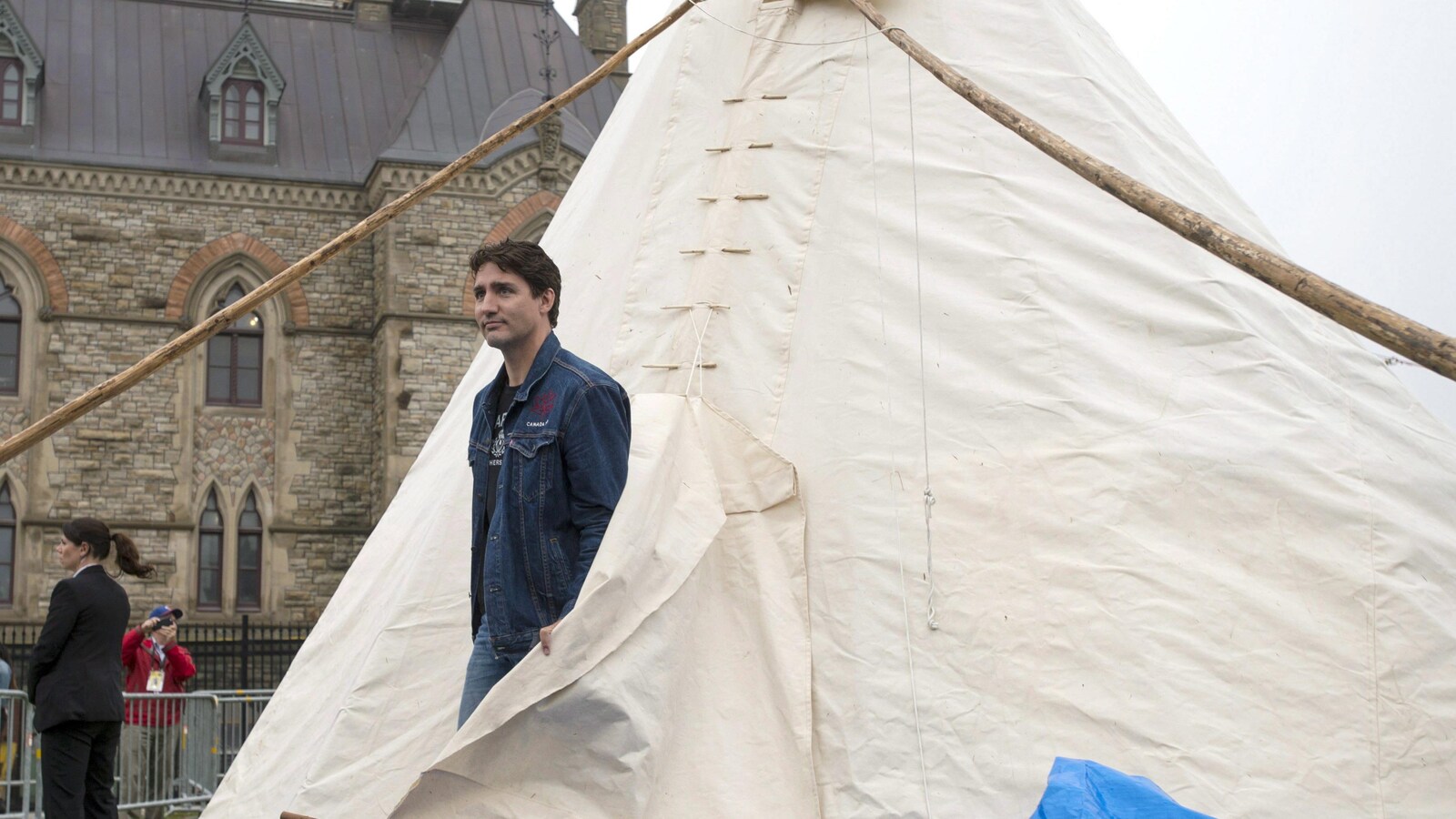 Le premier ministre du Canada, Justin Trudeau, a rencontré des manifestants autochtones dans leur tipi, le 30 juin dernier.