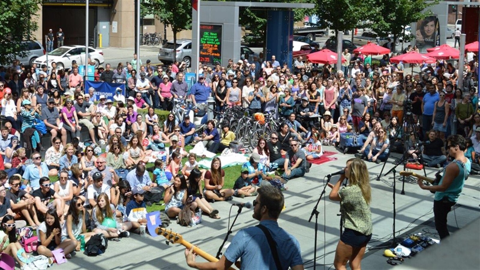 Un spectacle de la série Midis Musicaux en 2015 sur la scène extérieure de Radio-Canada à Vancouver.