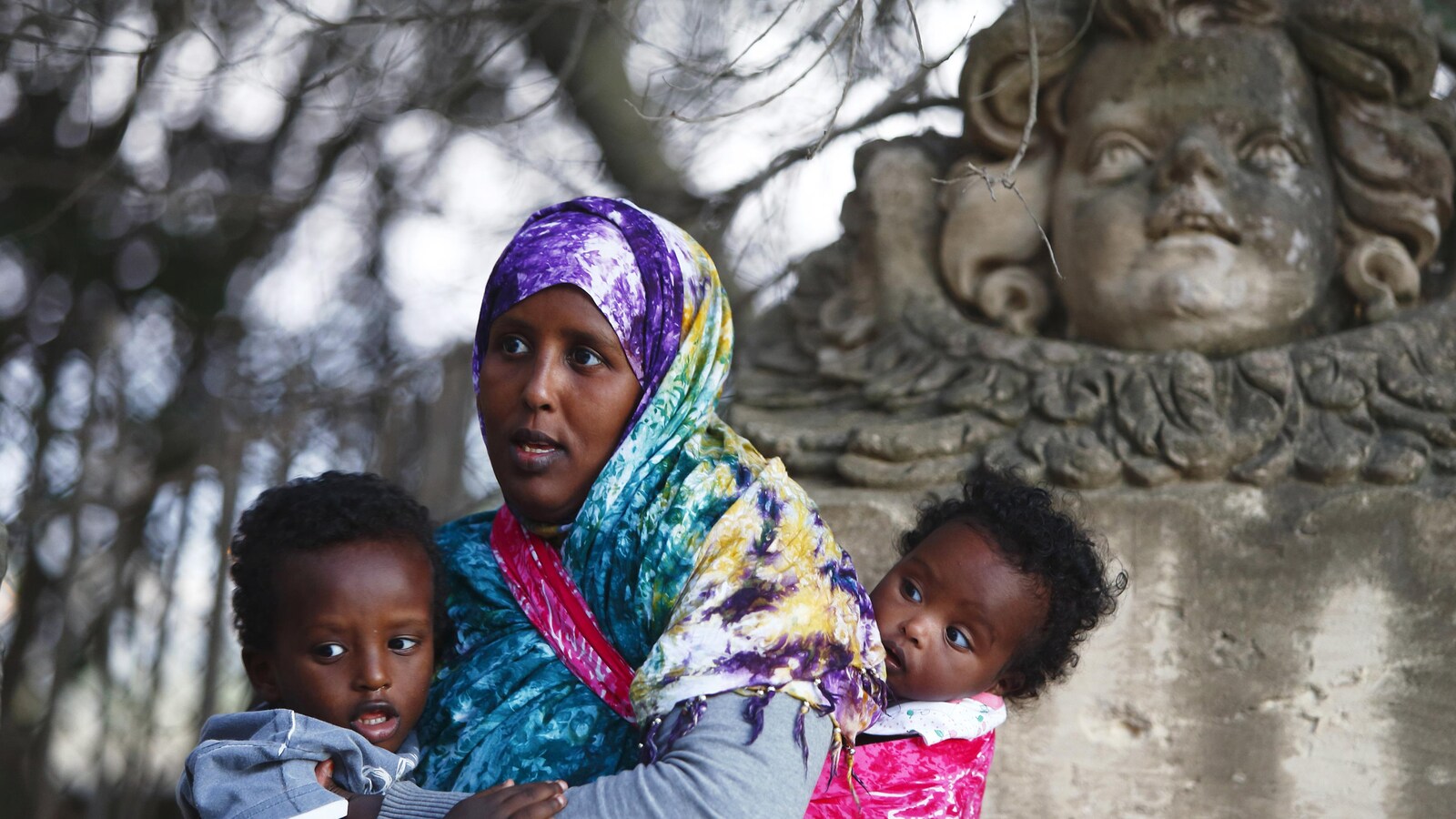 Une migrante somalienne et ses enfants.