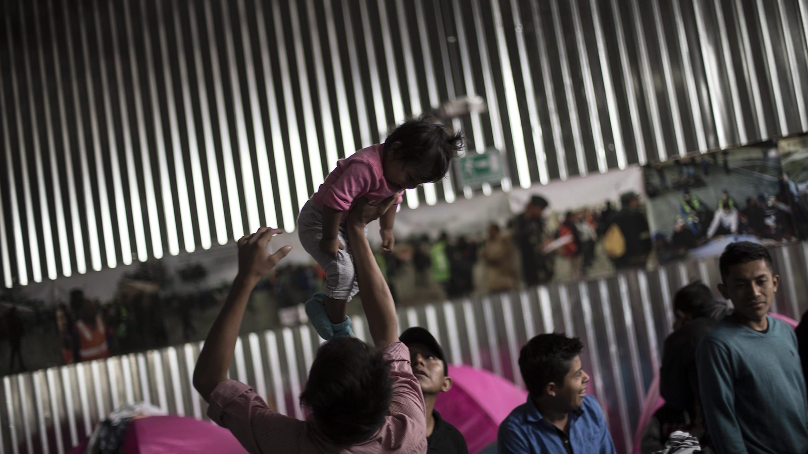 Les migrants se lèvent tôt le matin et se préparent, au foyer Juventudes 2000 Shelter, avant de rencontrer les avocats de l'immigration, à Tijuana au Mexique, le vendredi 27 avril 2018.