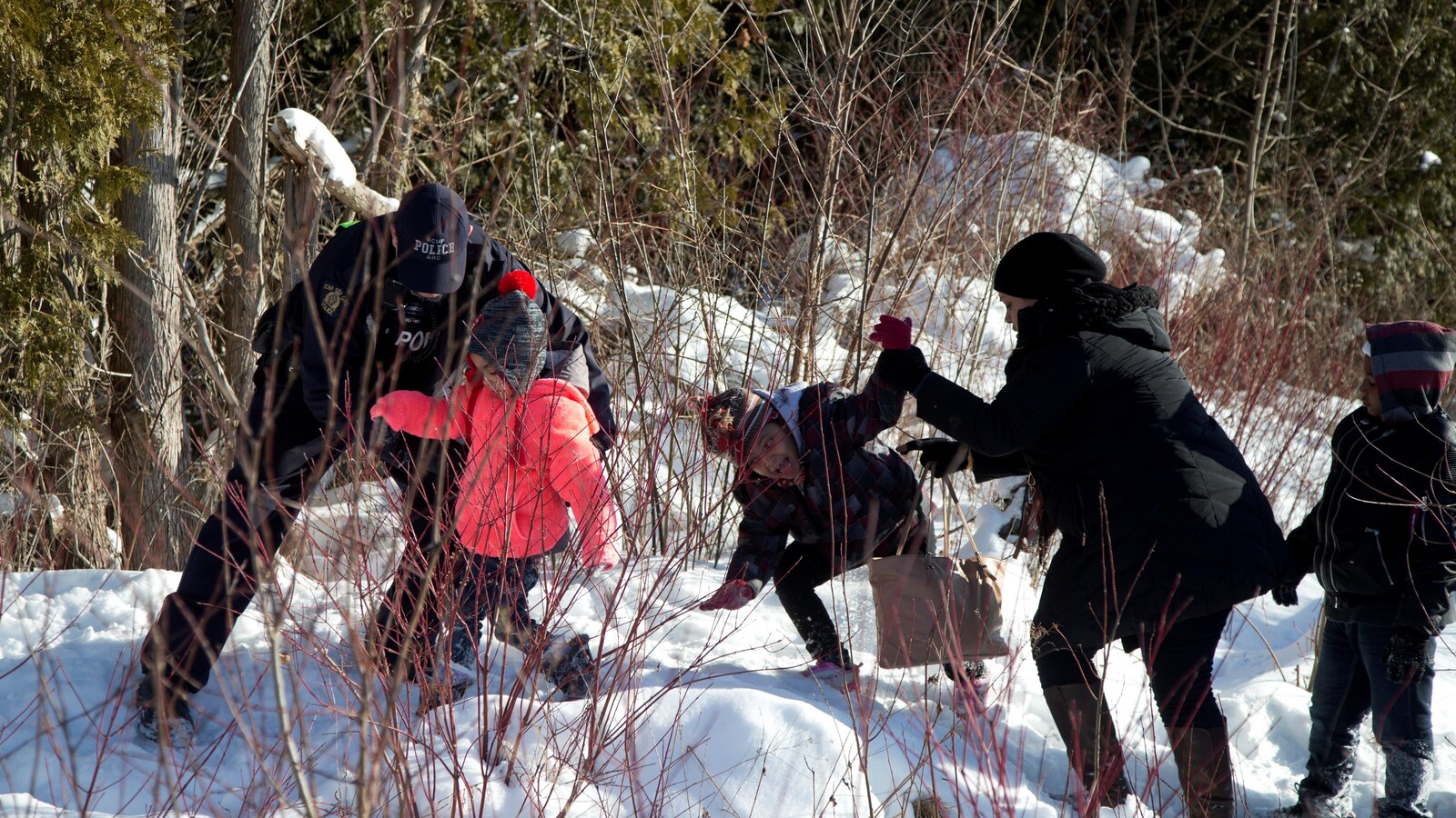 Des agents de la GRC aident une famille qui entre illégalement au Canada.