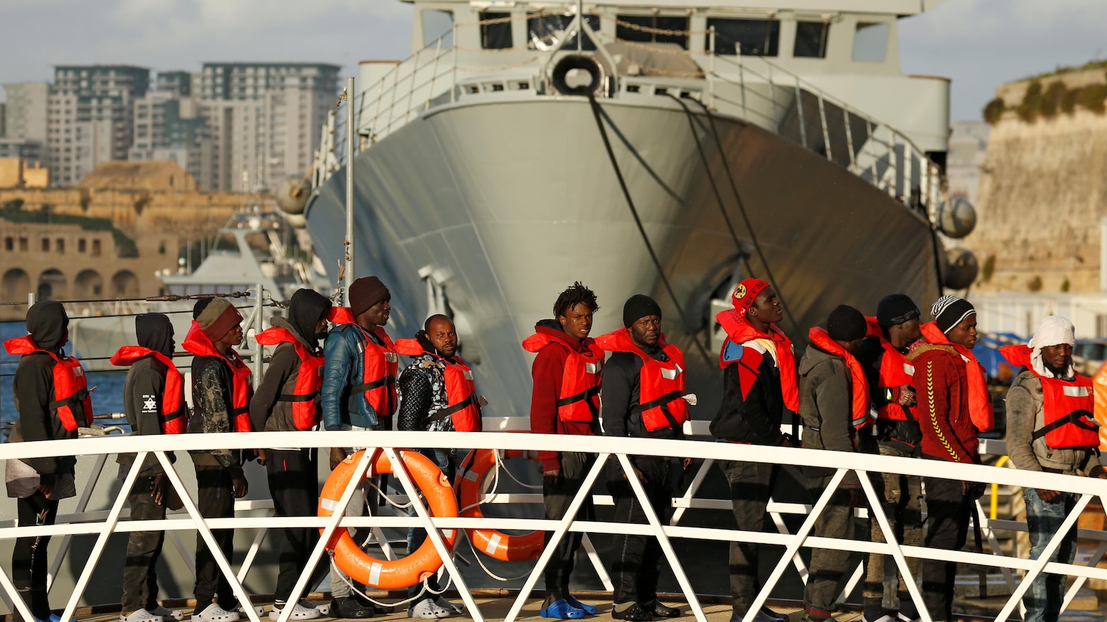 Des migrants devant le navire allemand Sea-Watch