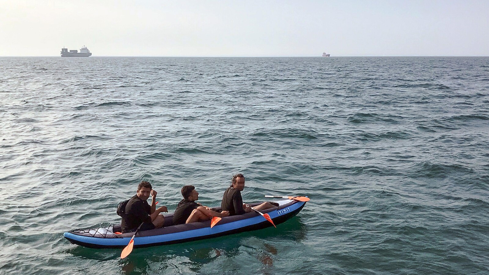 Trois hommes à la dérive dans un canot gonflable sur la Manche.