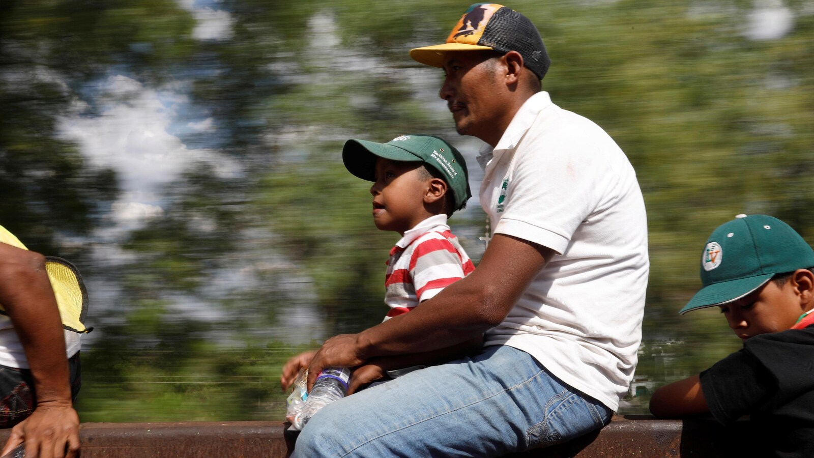 Un homme et un jeune garçon sont assis sur un wagon de train.