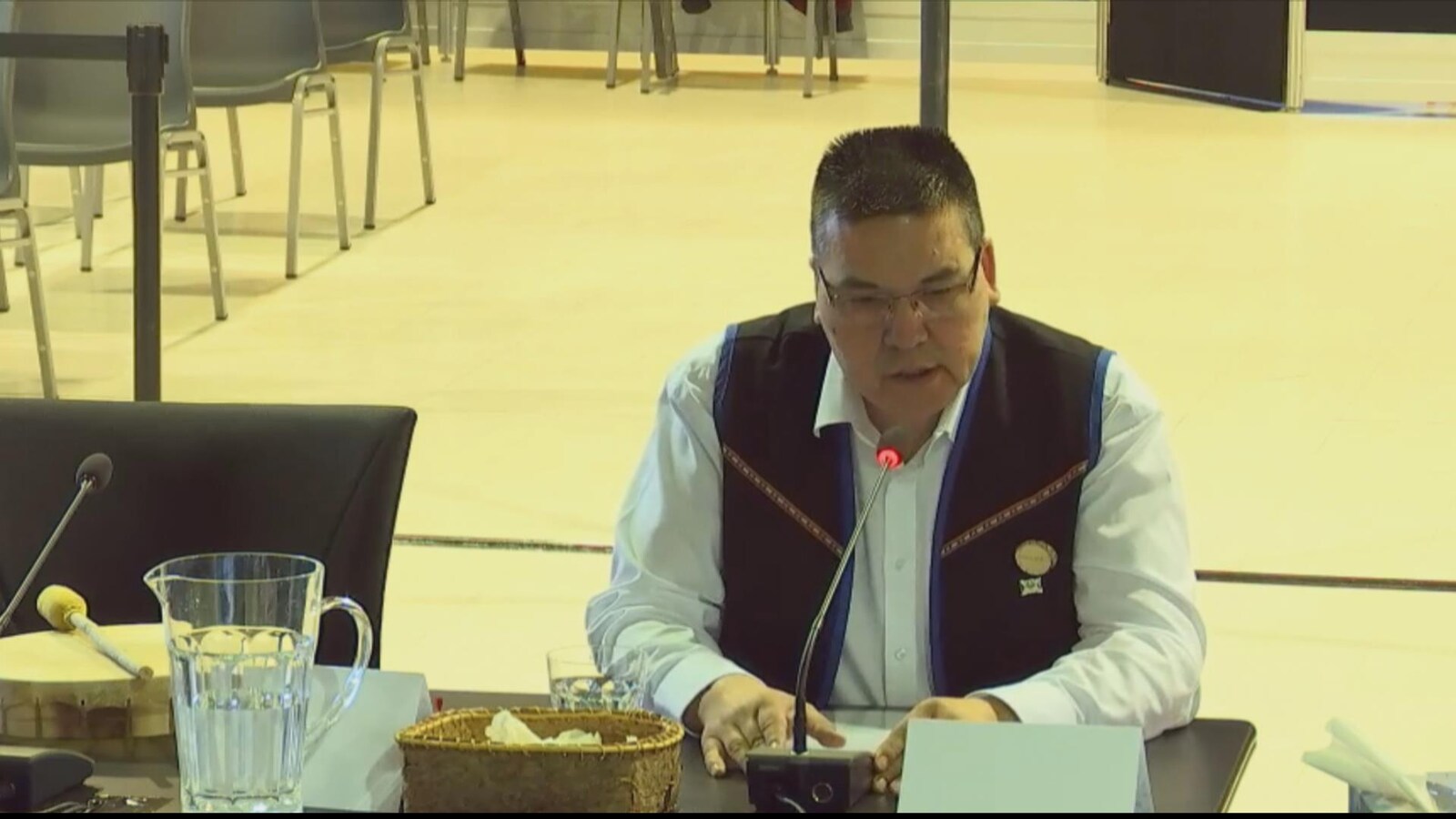 Le chef de Uashat-Maliotenam, Mike McKenzie, attablé devant un micro